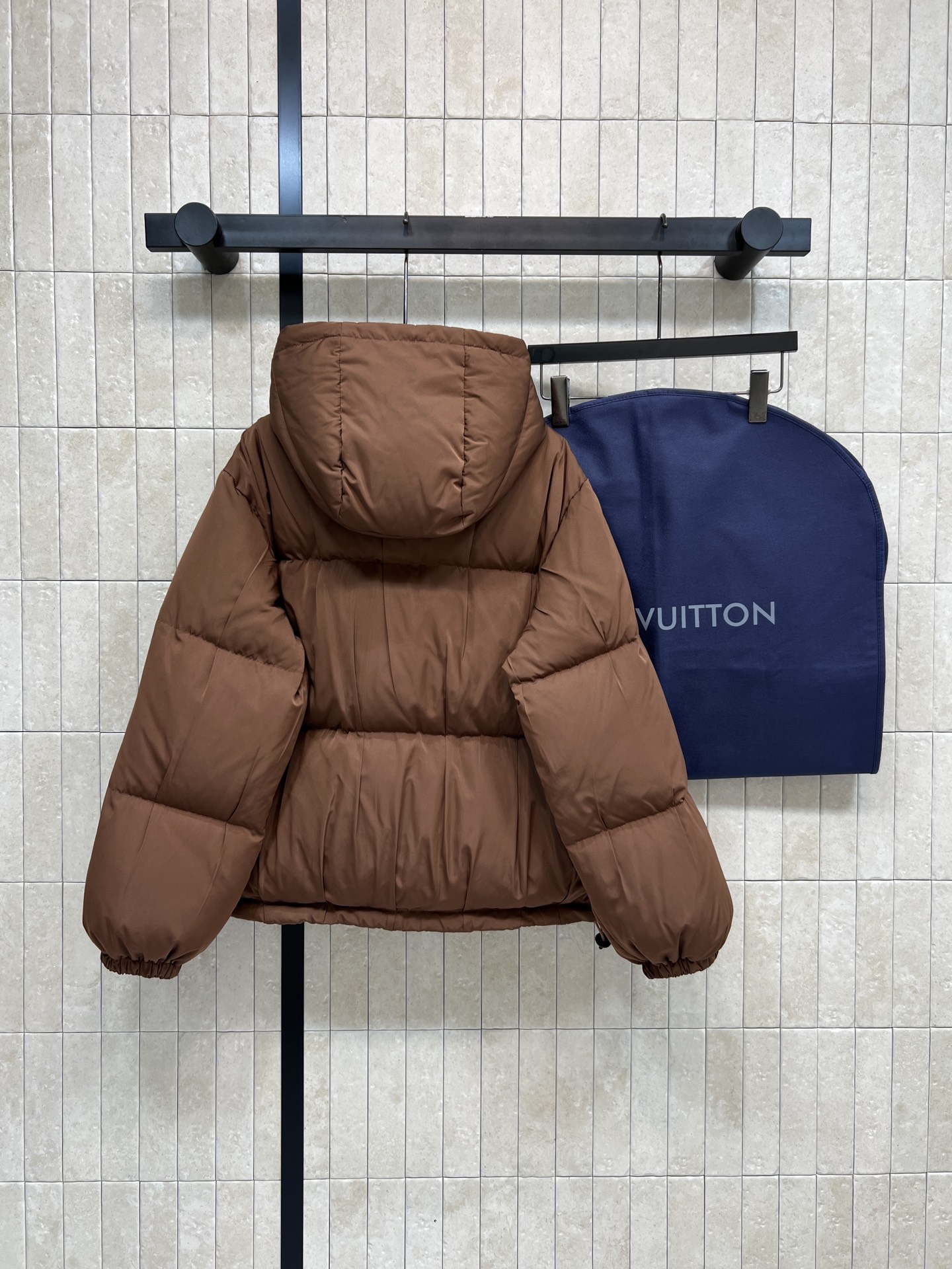 L家 26早春新款 棕色短款连帽羽绒外套 外层棕色压褶设计 里面格纹内衬 帽面包版型上身显瘦不挑人 经典