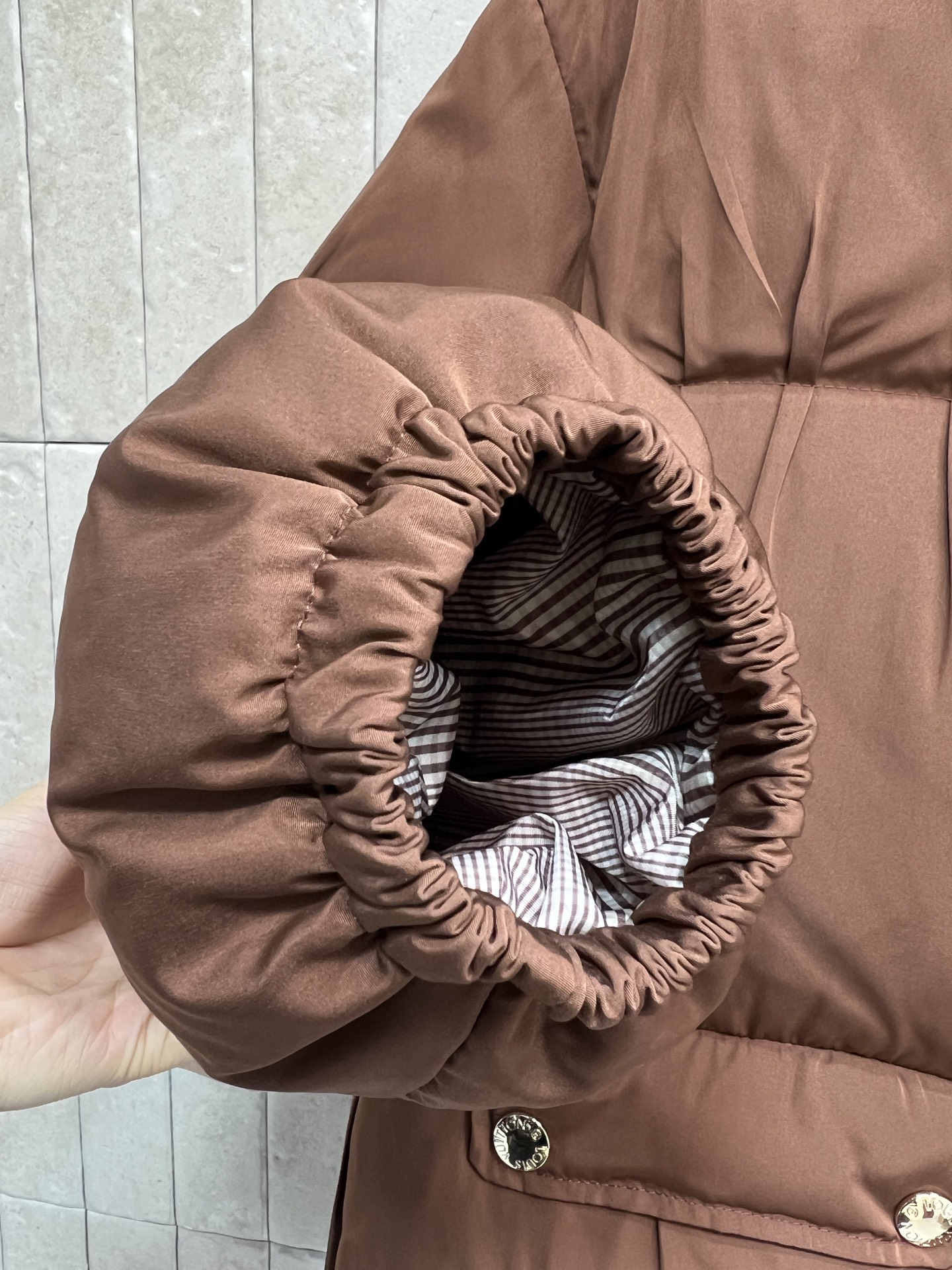 L家 26早春新款 棕色短款连帽羽绒外套 外层棕色压褶设计 里面格纹内衬 帽面包版型上身显瘦不挑人 经典