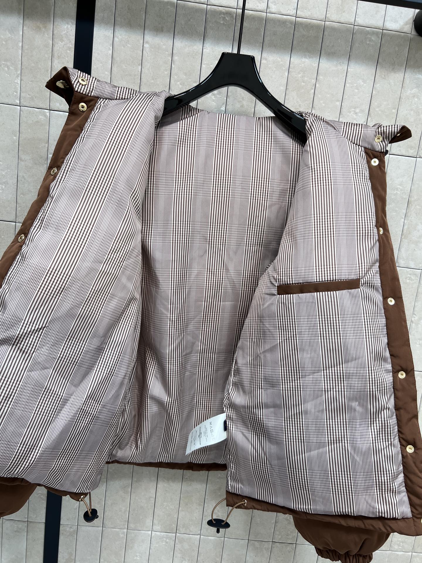 L家 26早春新款 棕色短款连帽羽绒外套 外层棕色压褶设计 里面格纹内衬 帽面包版型上身显瘦不挑人 经典