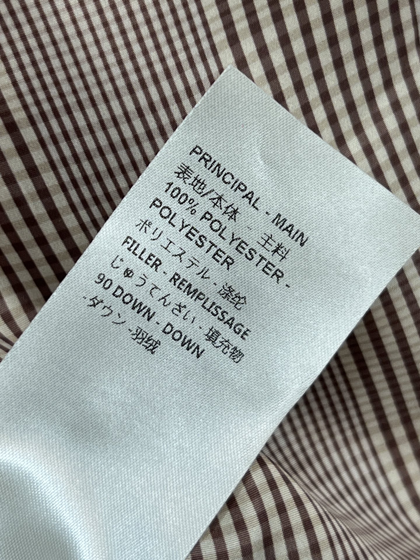 L家 26早春新款 棕色短款连帽羽绒外套 外层棕色压褶设计 里面格纹内衬 帽面包版型上身显瘦不挑人 经典