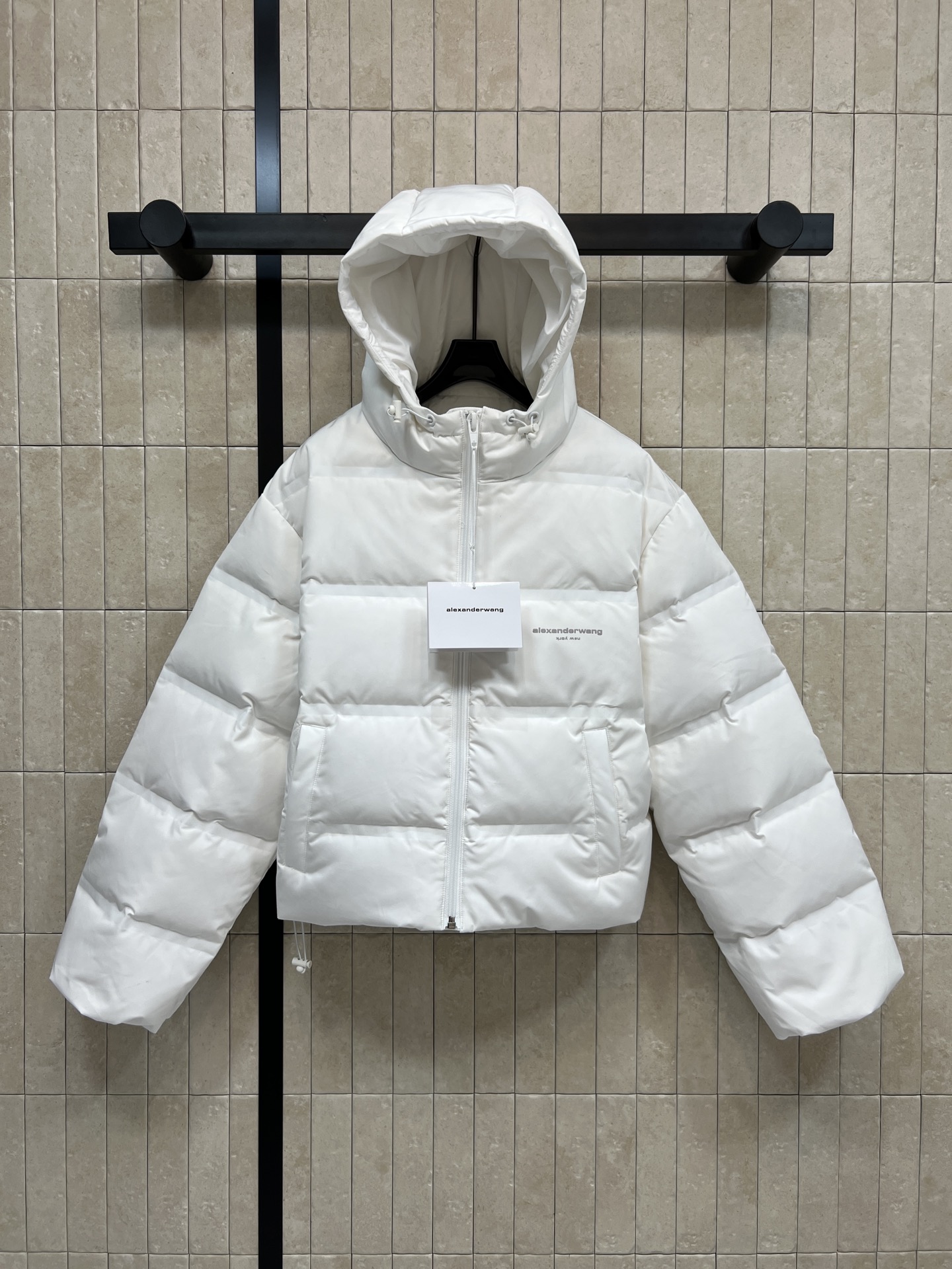 AW家 26早春新款 连帽短款羽绒服 采用高品质鸭绒填充 保暖力满分！外层防风防静电 冬天穿超安心 简约