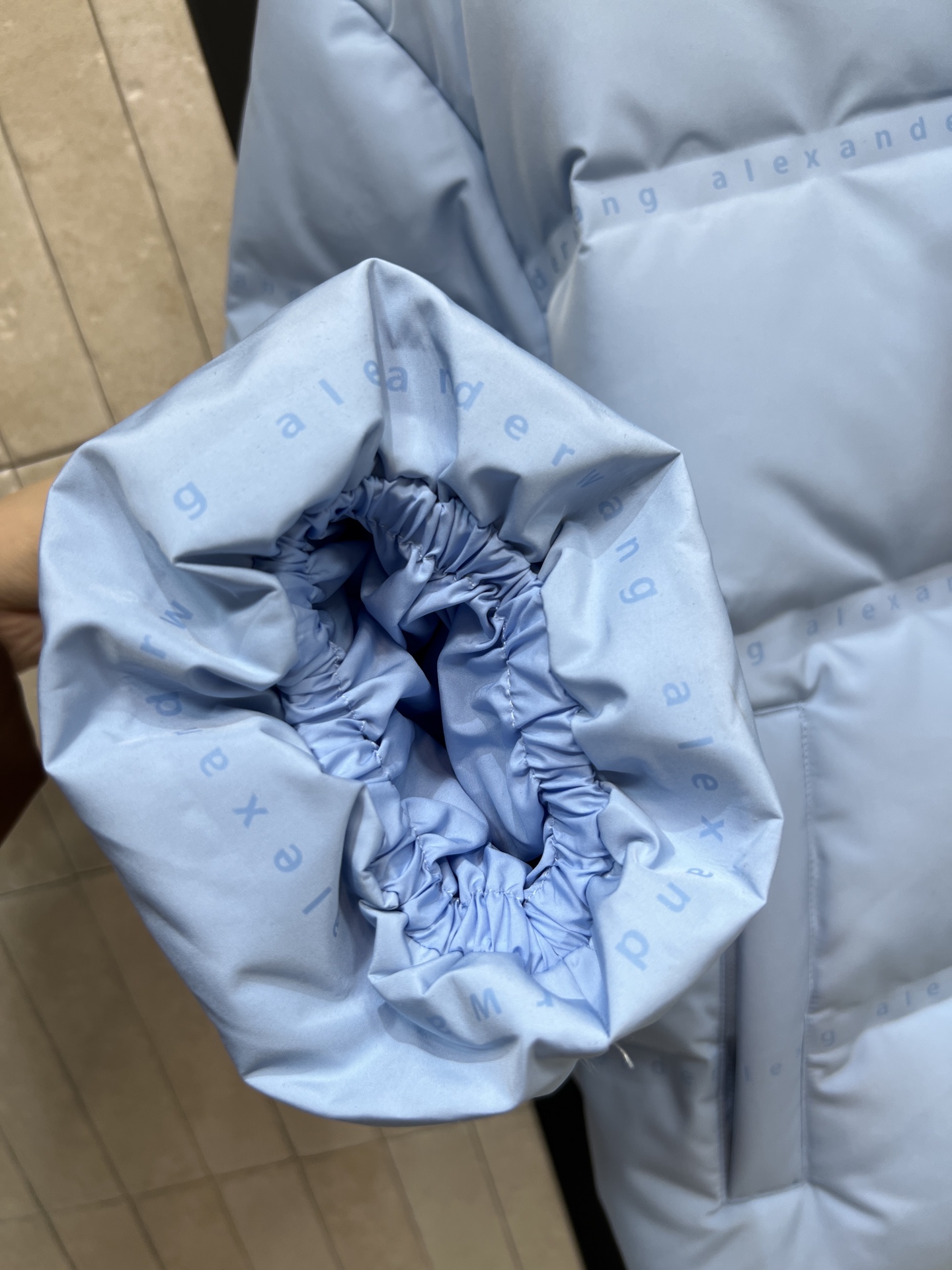 AW家 26早春新款 连帽短款羽绒服 采用高品质鸭绒填充 保暖力满分！外层防风防静电 冬天穿超安心 简约