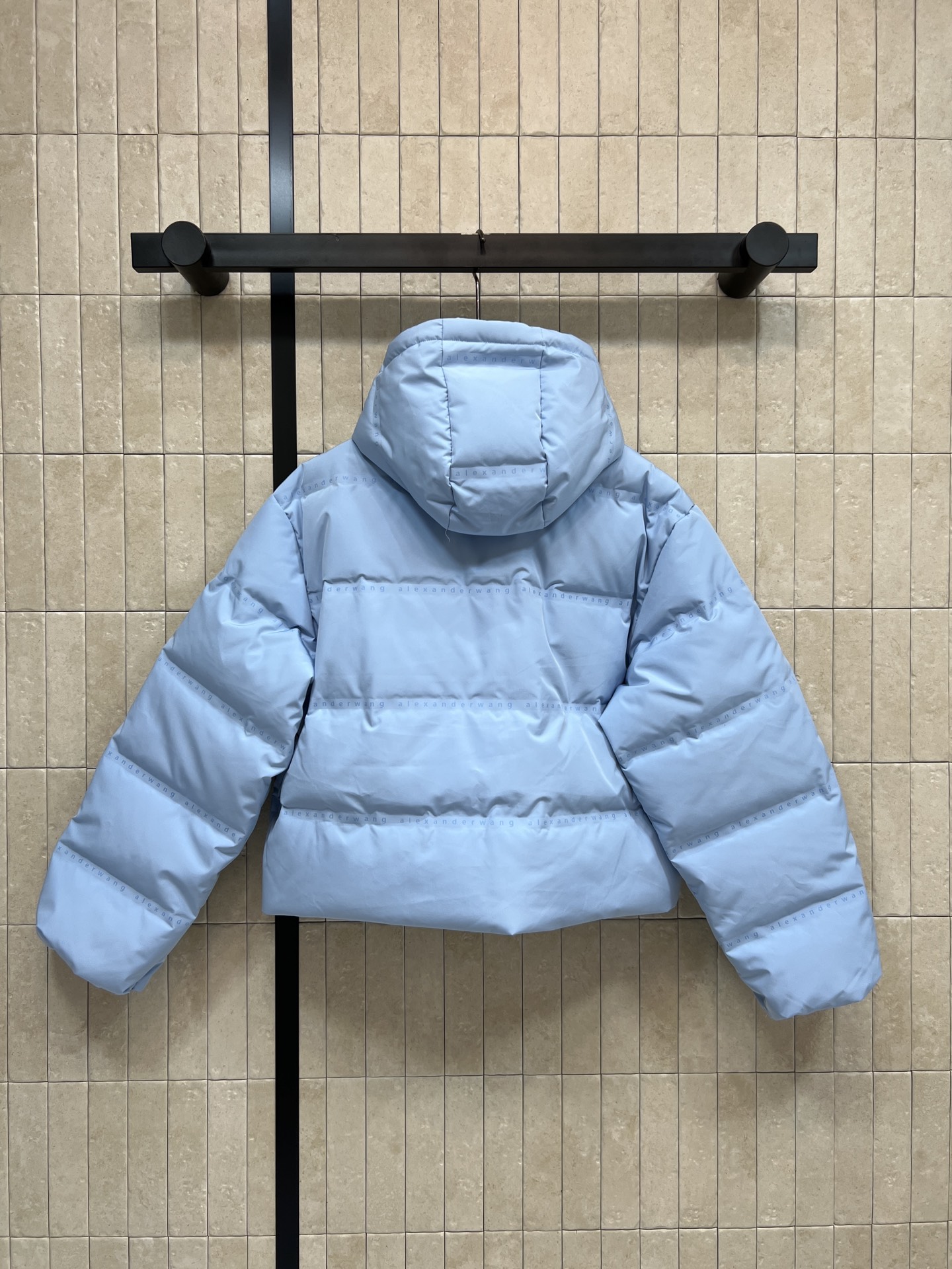 AW家 26早春新款 连帽短款羽绒服 采用高品质鸭绒填充 保暖力满分！外层防风防静电 冬天穿超安心 简约