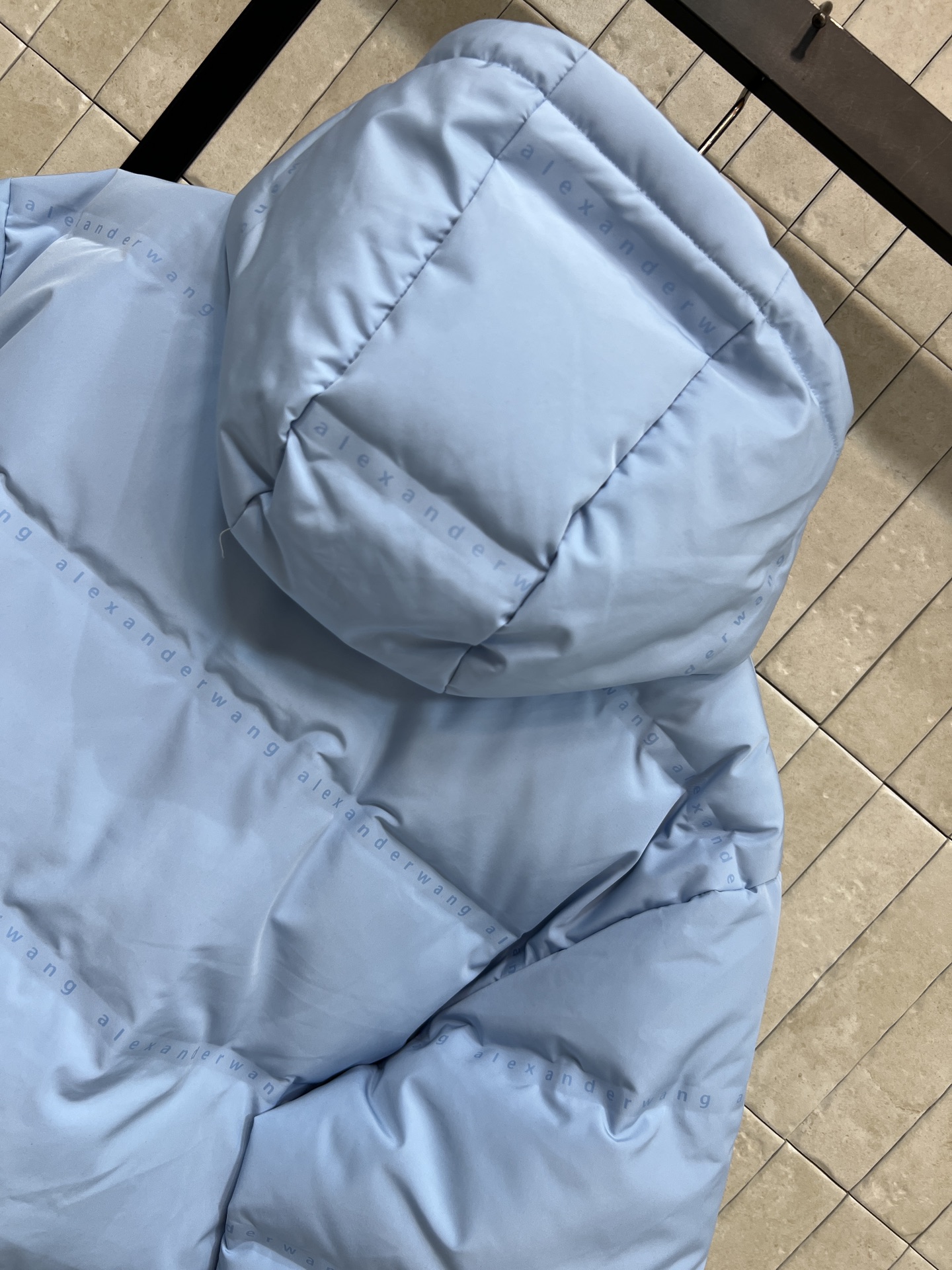 AW家 26早春新款 连帽短款羽绒服 采用高品质鸭绒填充 保暖力满分！外层防风防静电 冬天穿超安心 简约