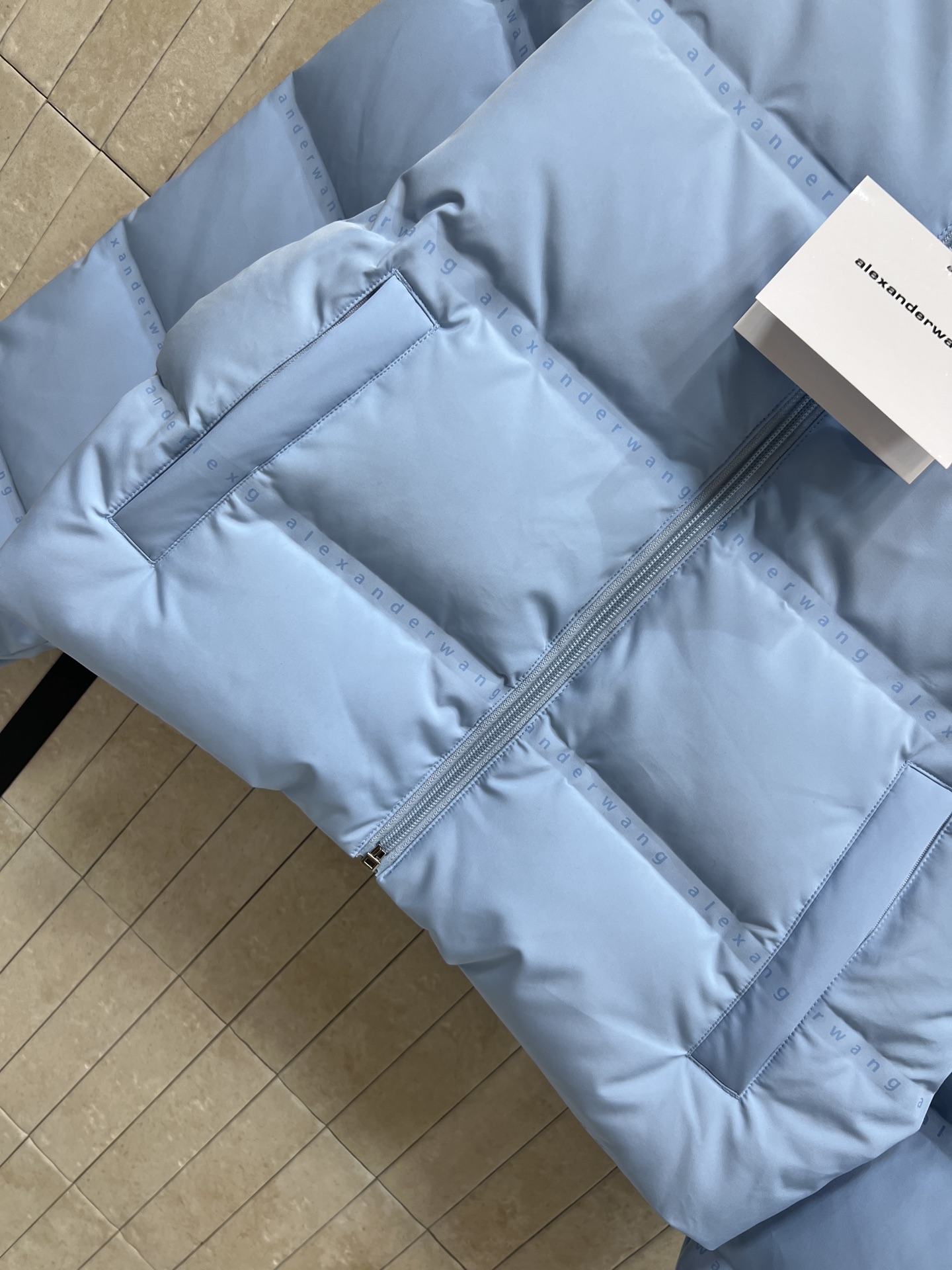 AW家 26早春新款 连帽短款羽绒服 采用高品质鸭绒填充 保暖力满分！外层防风防静电 冬天穿超安心 简约