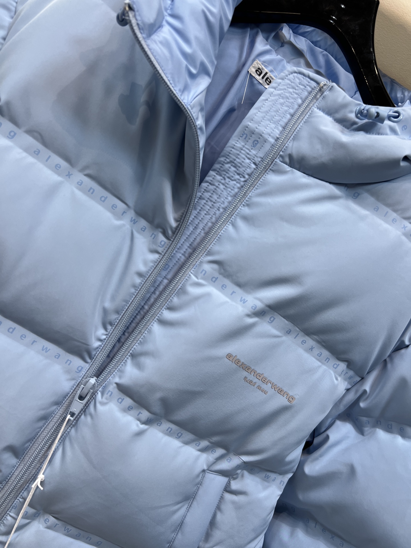 AW家 26早春新款 连帽短款羽绒服 采用高品质鸭绒填充 保暖力满分！外层防风防静电 冬天穿超安心 简约