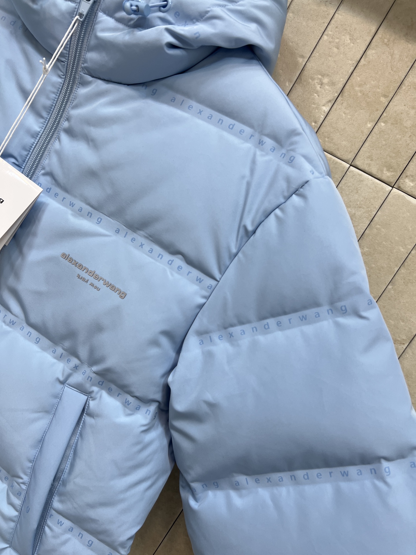 AW家 26早春新款 连帽短款羽绒服 采用高品质鸭绒填充 保暖力满分！外层防风防静电 冬天穿超安心 简约