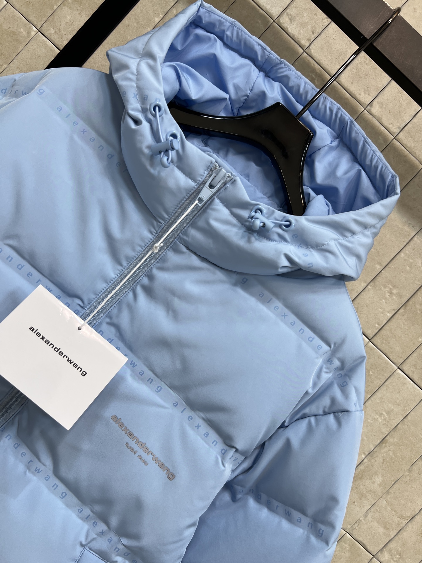 AW家 26早春新款 连帽短款羽绒服 采用高品质鸭绒填充 保暖力满分！外层防风防静电 冬天穿超安心 简约