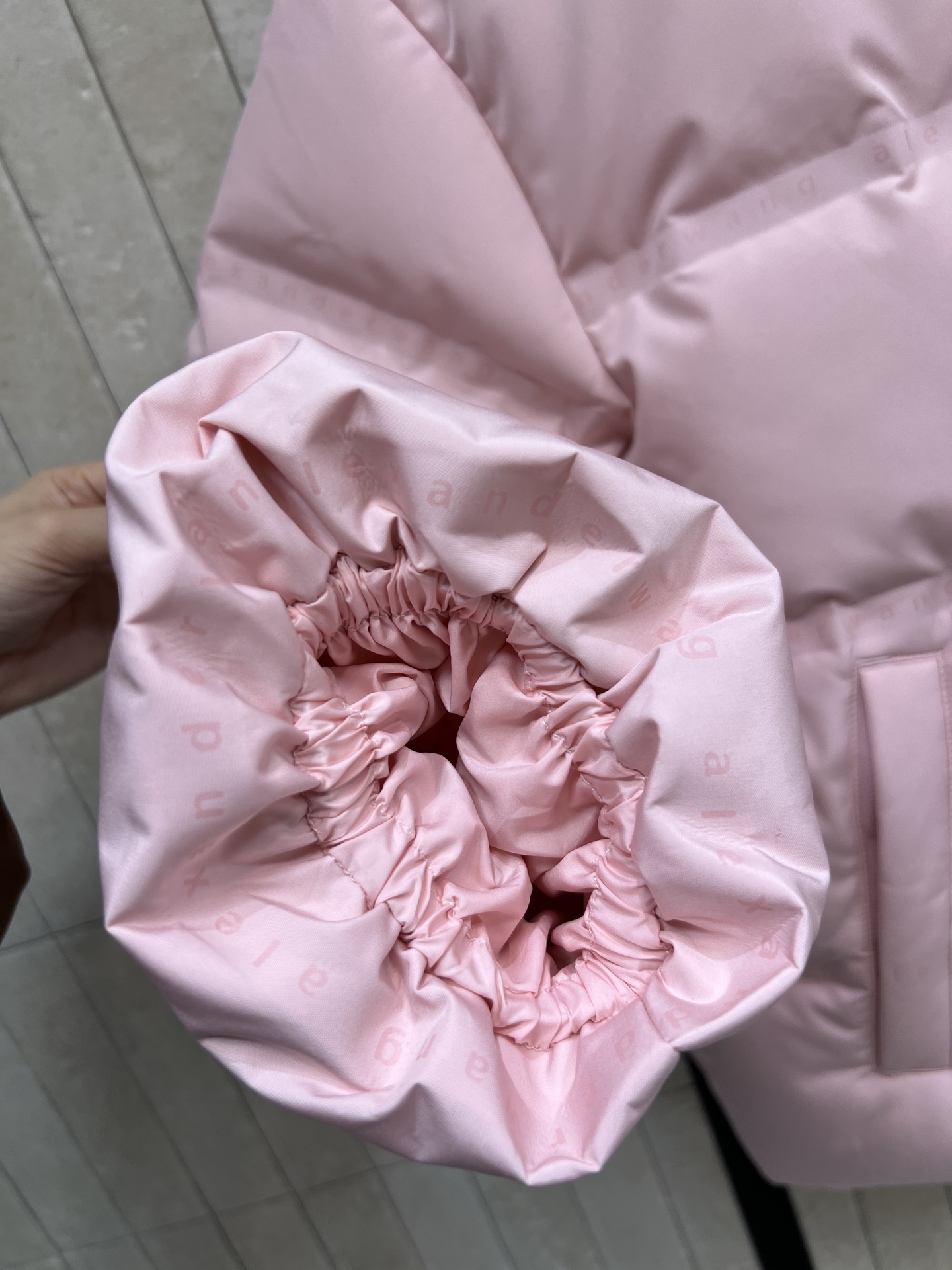 AW家 26早春新款 连帽短款羽绒服 采用高品质鸭绒填充 保暖力满分！外层防风防静电 冬天穿超安心 简约