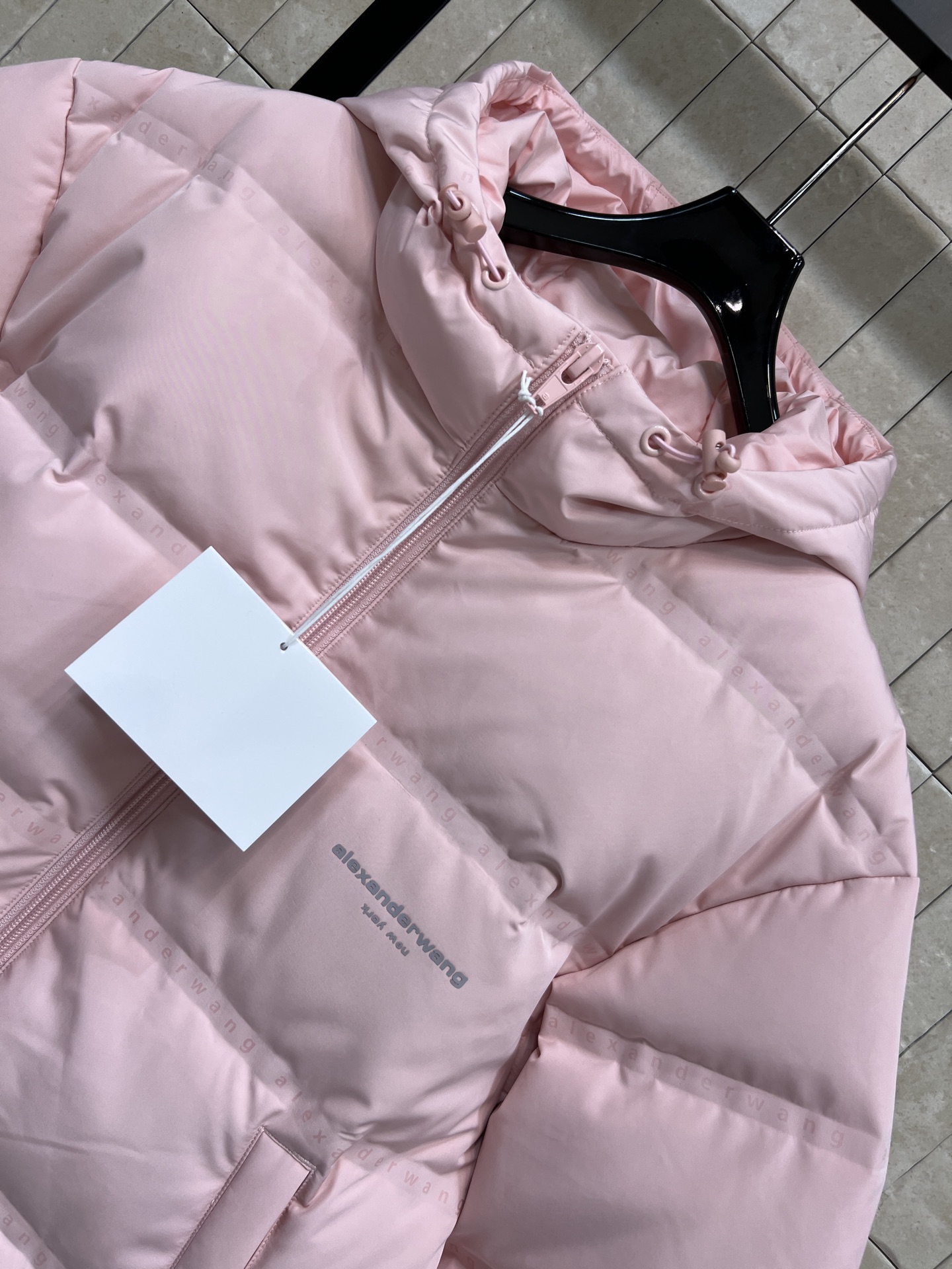 AW家 26早春新款 连帽短款羽绒服 采用高品质鸭绒填充 保暖力满分！外层防风防静电 冬天穿超安心 简约