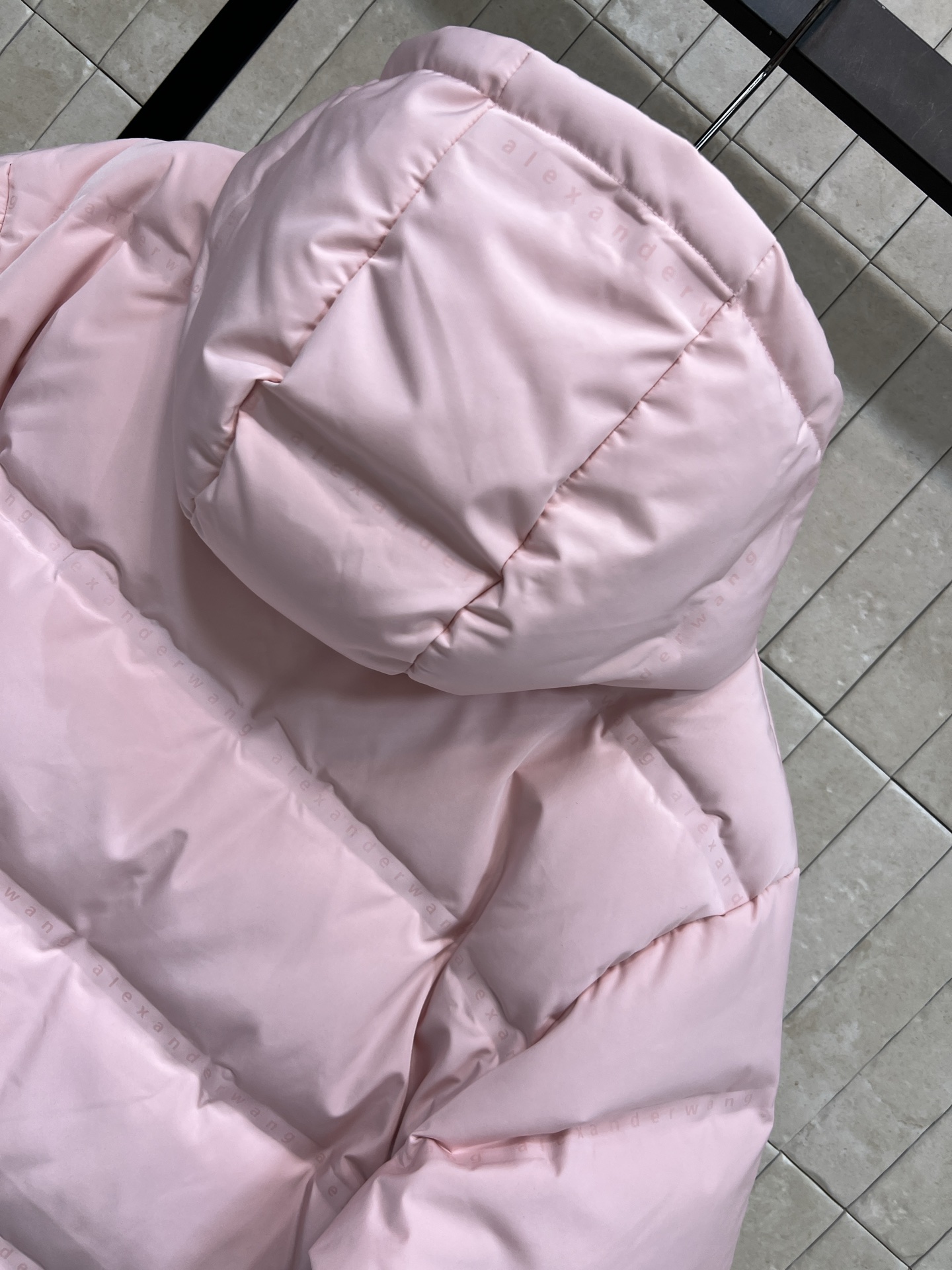 AW家 26早春新款 连帽短款羽绒服 采用高品质鸭绒填充 保暖力满分！外层防风防静电 冬天穿超安心 简约