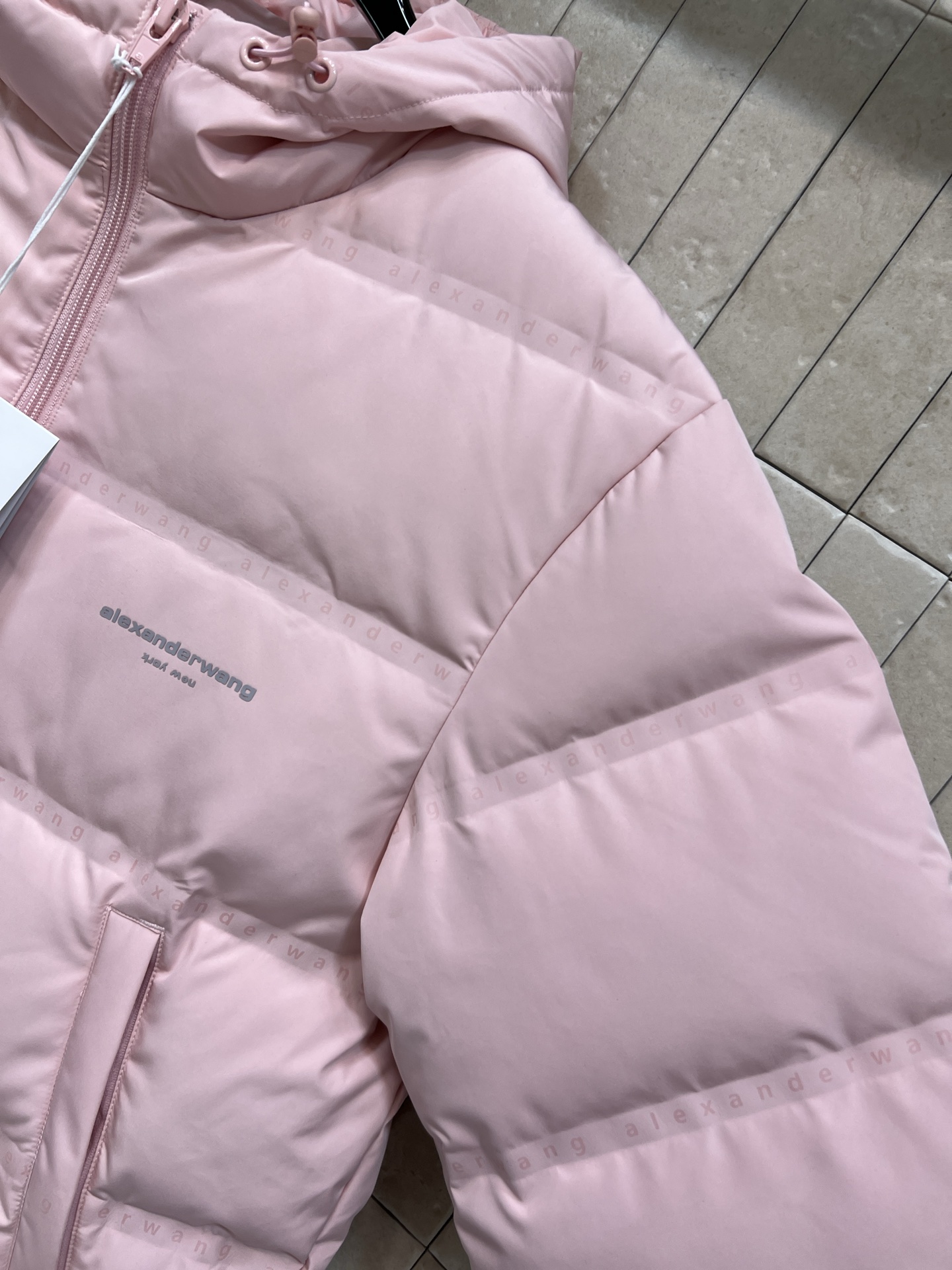 AW家 26早春新款 连帽短款羽绒服 采用高品质鸭绒填充 保暖力满分！外层防风防静电 冬天穿超安心 简约