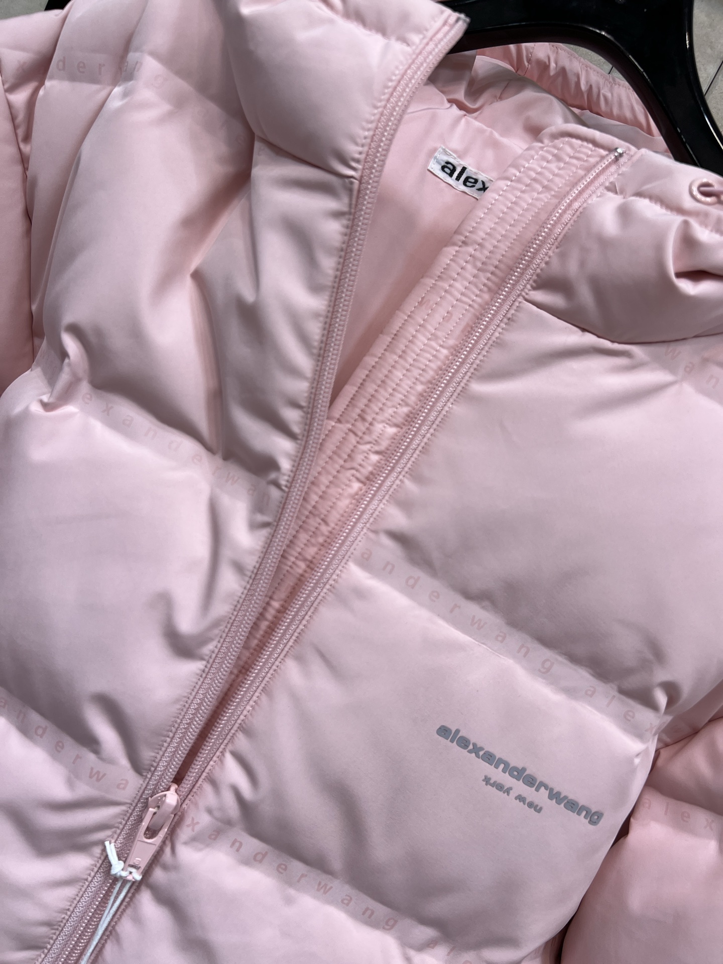 AW家 26早春新款 连帽短款羽绒服 采用高品质鸭绒填充 保暖力满分！外层防风防静电 冬天穿超安心 简约