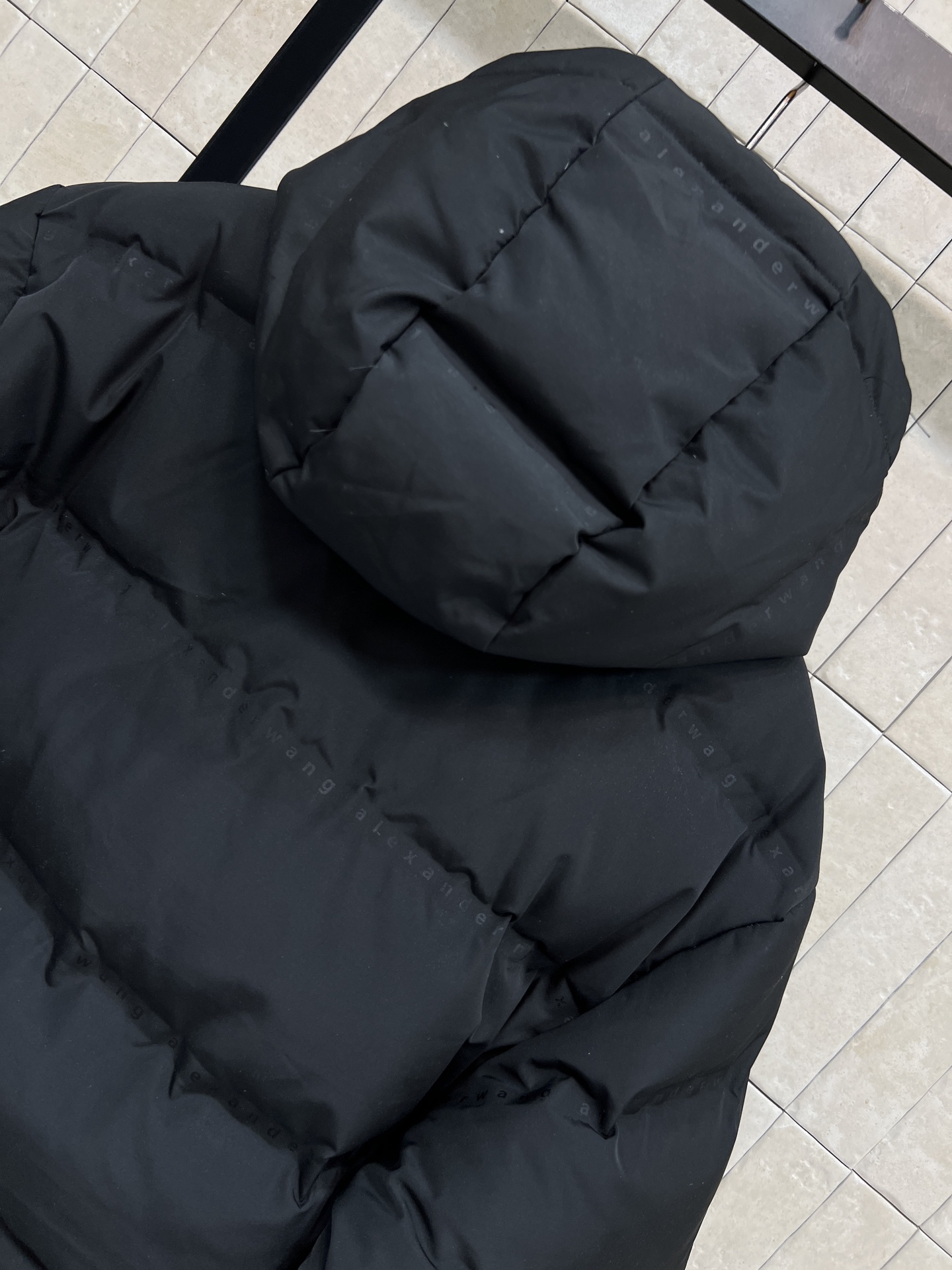 AW家 26早春新款 连帽短款羽绒服 采用高品质鸭绒填充 保暖力满分！外层防风防静电 冬天穿超安心 简约