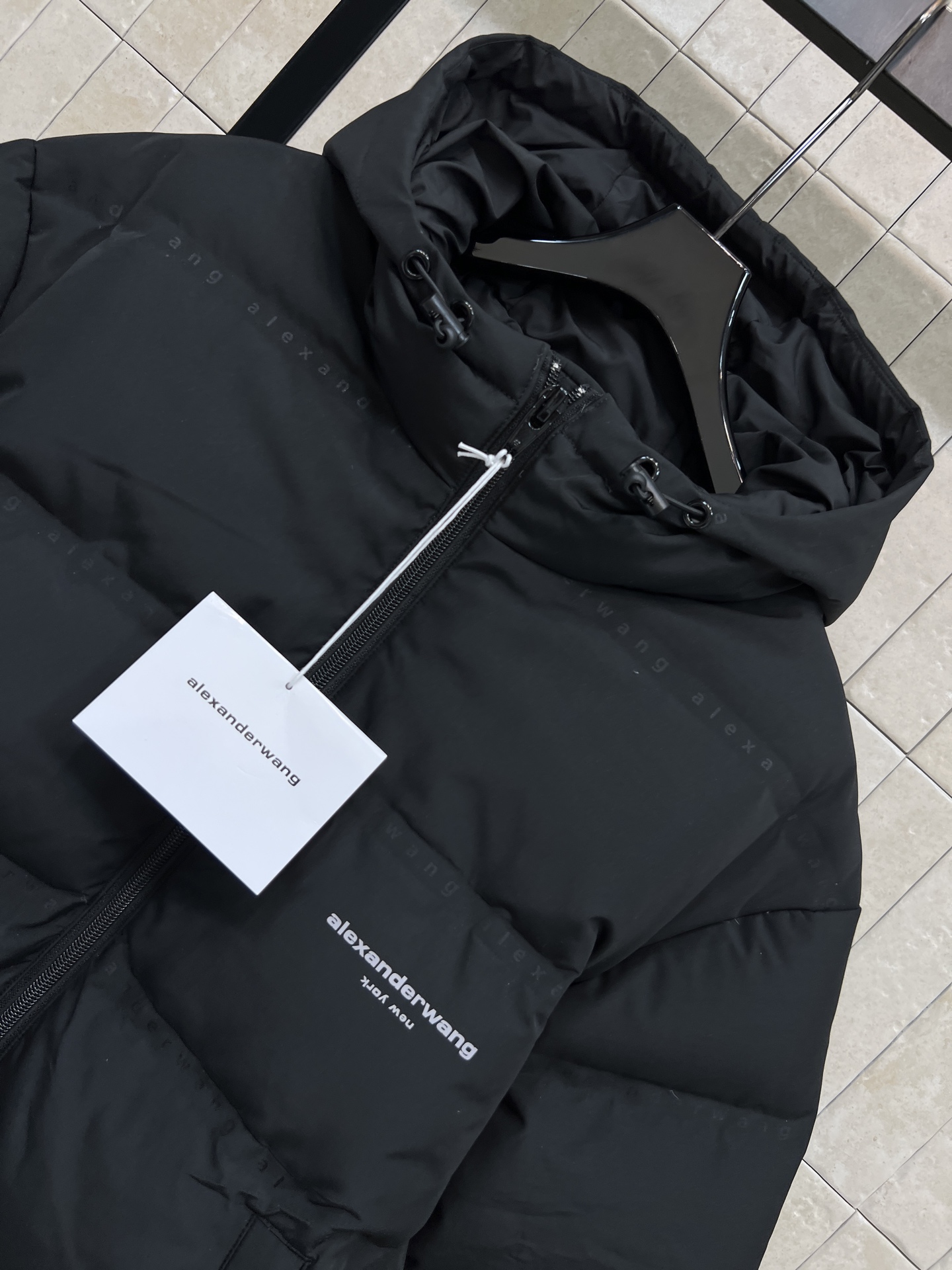 AW家 26早春新款 连帽短款羽绒服 采用高品质鸭绒填充 保暖力满分！外层防风防静电 冬天穿超安心 简约