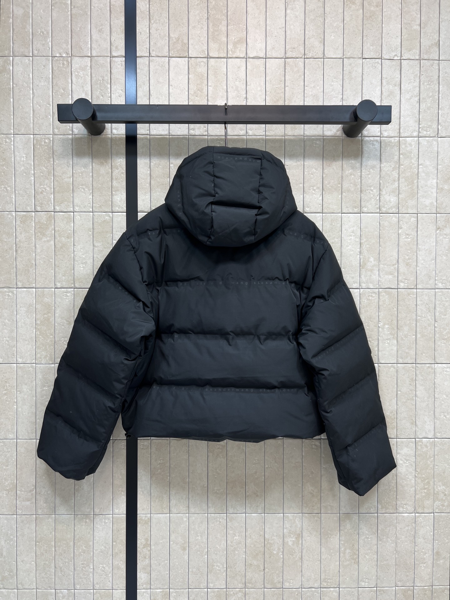 AW家 26早春新款 连帽短款羽绒服 采用高品质鸭绒填充 保暖力满分！外层防风防静电 冬天穿超安心 简约