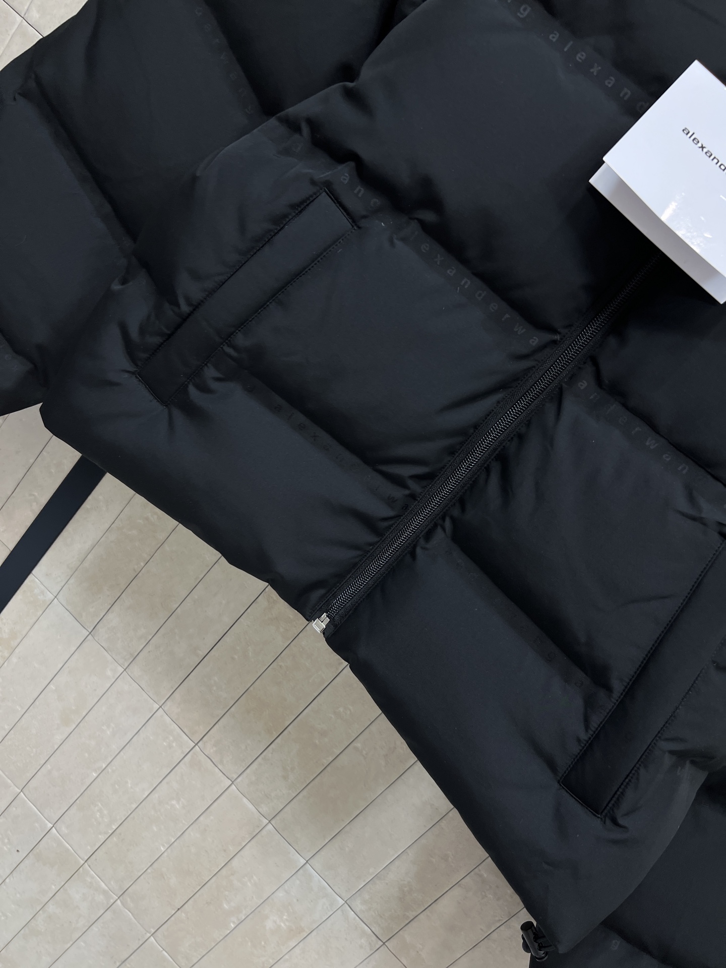 AW家 26早春新款 连帽短款羽绒服 采用高品质鸭绒填充 保暖力满分！外层防风防静电 冬天穿超安心 简约