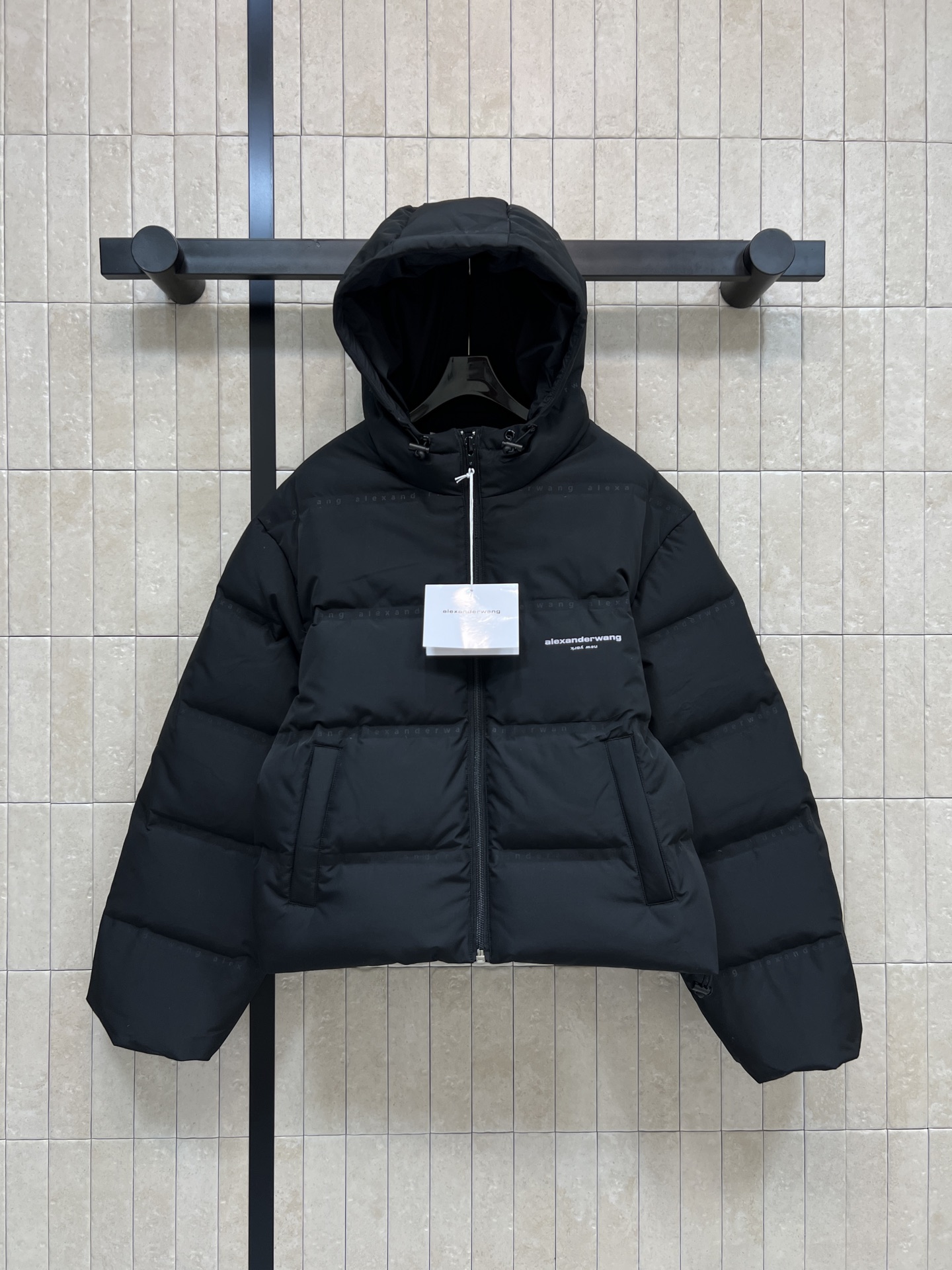 NO:686884,Equipped with dust bag, AW Home’s new 26 early spring hooded short down jacket is filled with high-quality duck down and has perfect warmth!  The outer layer is windproof and anti-static. It is super safe to wear in winter. It is simple and fashionable. The hooded short version shows your height. It can also be managed by small people. The double pocket hem has drawstring adjustment. Classic letter logo embellishment all over the body. The light color upper body is cute and fashionable. It has a girlish look that reduces age. It goes well with high-waisted pants or skirts. It can be easily used for commuting, traveling and daily life. It is a must-have and practical item for winter wardrobe!  Four colors and three codes Size/S-M-L,,skirts,down jacket,hats,19860909配防尘袋AW家 26早春新款 连帽短款羽绒服 采用高品质鸭绒填充 保暖力满分！外层防风防静电 冬天穿超安心 简约又时髦 连帽短款版型巨显身高 小个子也可驾驭 双口袋下摆带有抽绳调节 满身经典的字母logo点缀 浅色系上身可爱又时髦 满满的减龄少女感 搭配高腰裤或裙装都很出彩 通勤、旅行、日常都能轻松驾驭 冬季衣橱必备实用单品！四色三码Size/S-M-L,,skirts,down jacket,hats,,Women's clothing