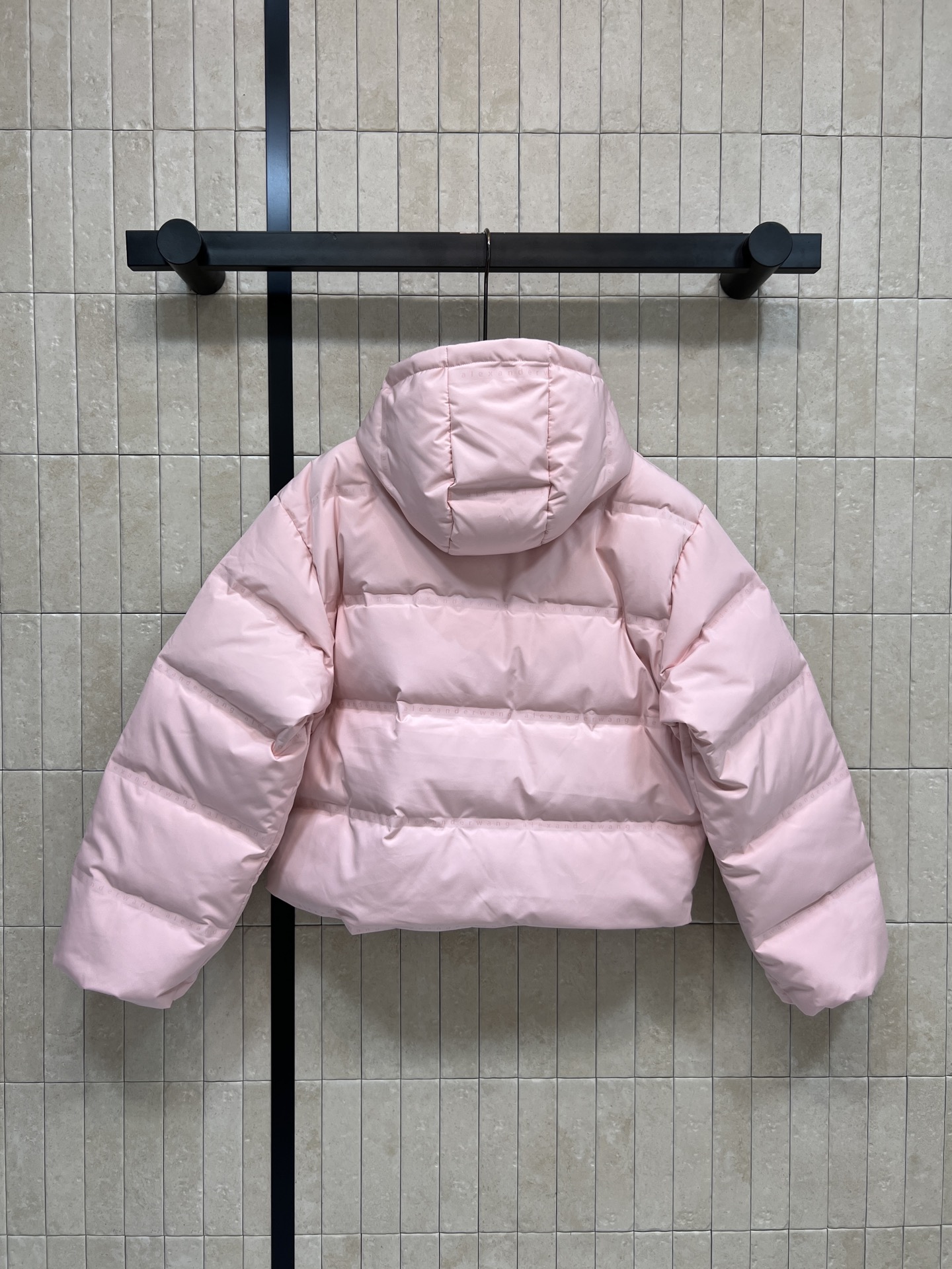 AW家 26早春新款 连帽短款羽绒服 采用高品质鸭绒填充 保暖力满分！外层防风防静电 冬天穿超安心 简约