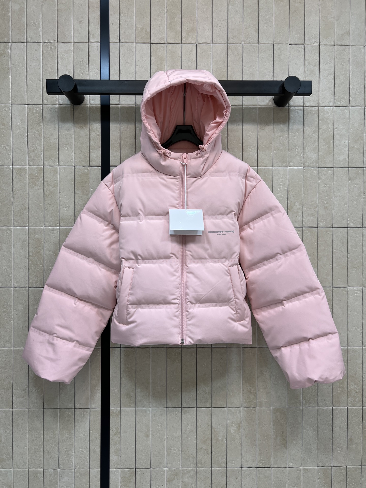 AW家 26早春新款 连帽短款羽绒服 采用高品质鸭绒填充 保暖力满分！外层防风防静电 冬天穿超安心 简约