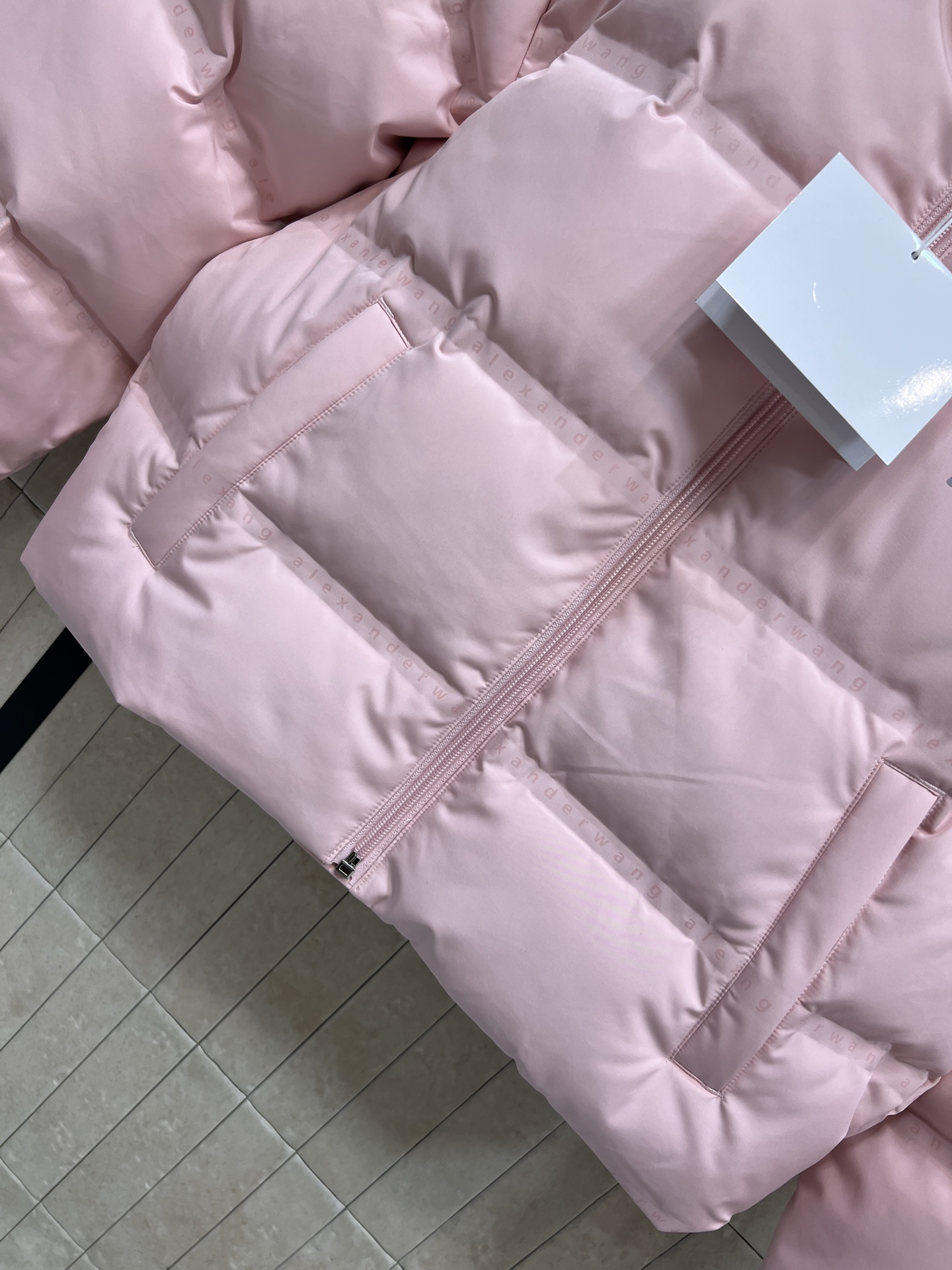 AW家 26早春新款 连帽短款羽绒服 采用高品质鸭绒填充 保暖力满分！外层防风防静电 冬天穿超安心 简约