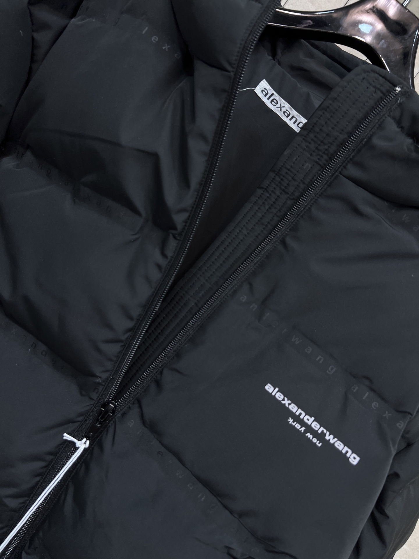 AW家 26早春新款 连帽短款羽绒服 采用高品质鸭绒填充 保暖力满分！外层防风防静电 冬天穿超安心 简约