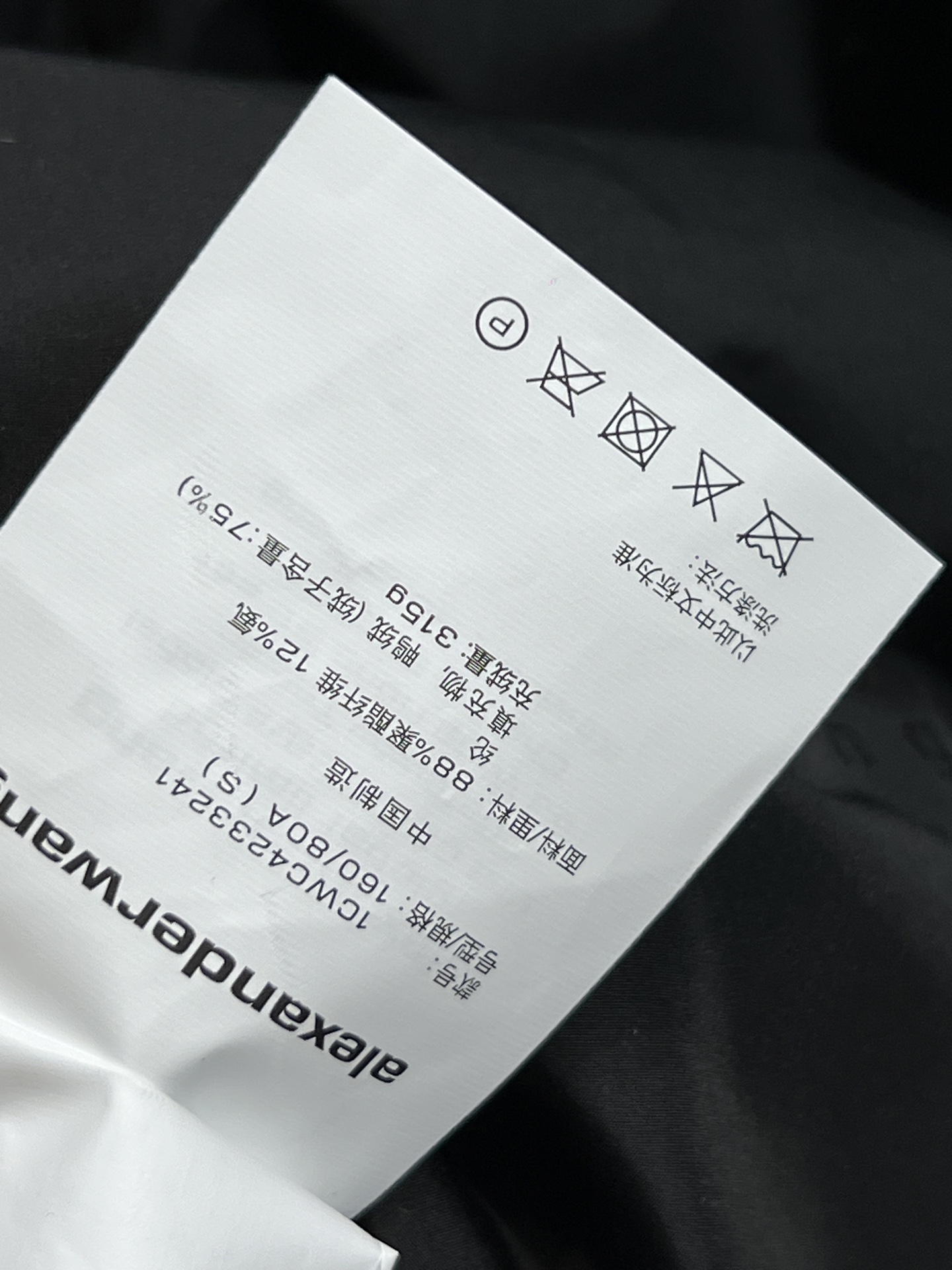 AW家 26早春新款 连帽短款羽绒服 采用高品质鸭绒填充 保暖力满分！外层防风防静电 冬天穿超安心 简约