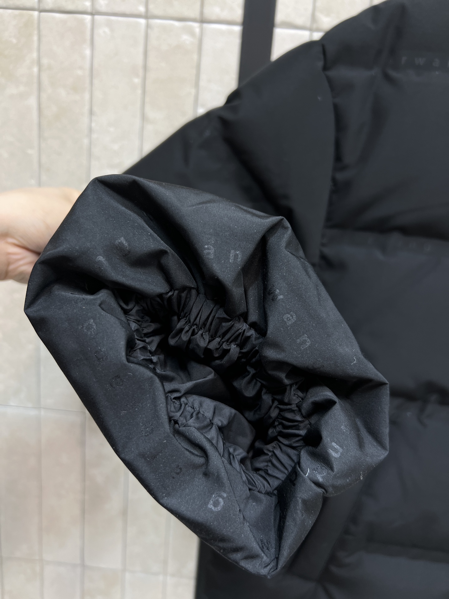 AW家 26早春新款 连帽短款羽绒服 采用高品质鸭绒填充 保暖力满分！外层防风防静电 冬天穿超安心 简约