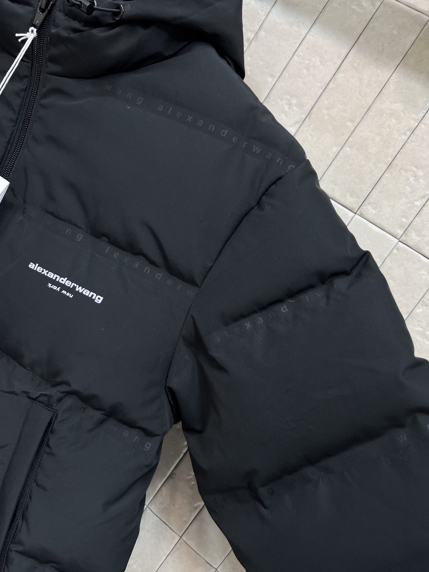 AW家 26早春新款 连帽短款羽绒服 采用高品质鸭绒填充 保暖力满分！外层防风防静电 冬天穿超安心 简约