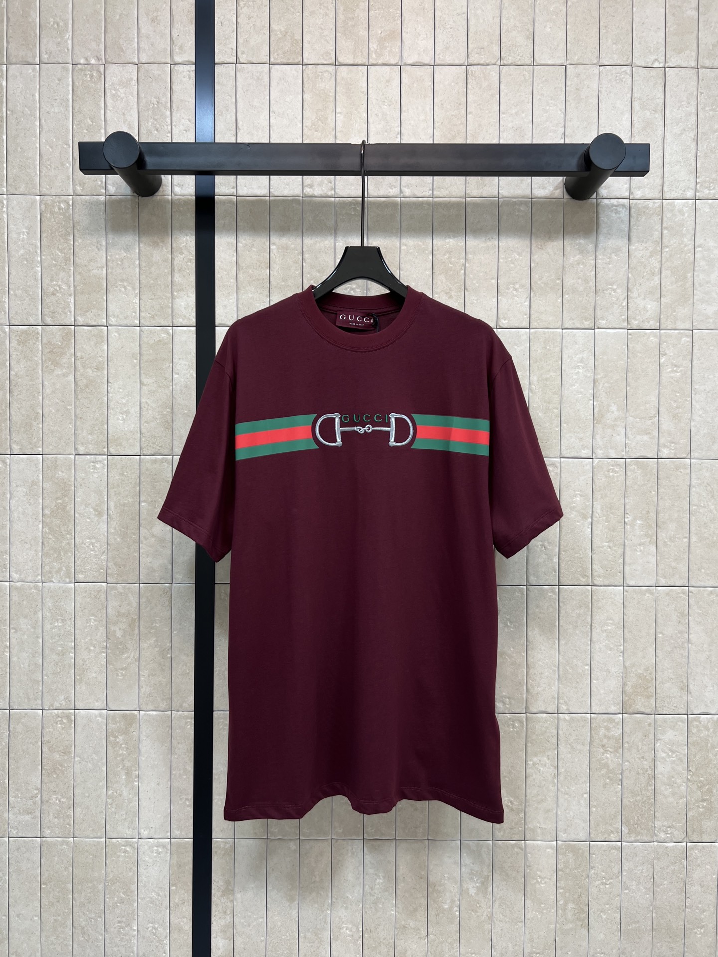 NO:687134,G Home's 26 early spring new style, limited-edition burgundy short-sleeves for the Year of the Horse, classic red and green stripes + horsebit embroidery, retro and recognizable, high-quality cotton material, comfortable and breathable to wear, easy to wear in daily life or festivals, perfect for New Year or animal year!  The loose fit is versatile and easy to match. It looks great with any combination. It is a must-have for daily casual use. The fabrics and workmanship are of excellent quality. SMLXL, gucci, T-shirt,19860909G家 26早春新款 马年限定酒红色短袖 经典红绿条纹+马衔扣刺绣 复古又有辨识度 高品质棉料 穿着舒适透气 日常或节日都能轻松驾驭 超适合新年或本命年穿！ 宽松版型上身百搭不挑人 随便搭配就很好看 日常休闲必备 面料做工品质都很赞 SMLXL,,gucci,T-shirt,,Women's clothing