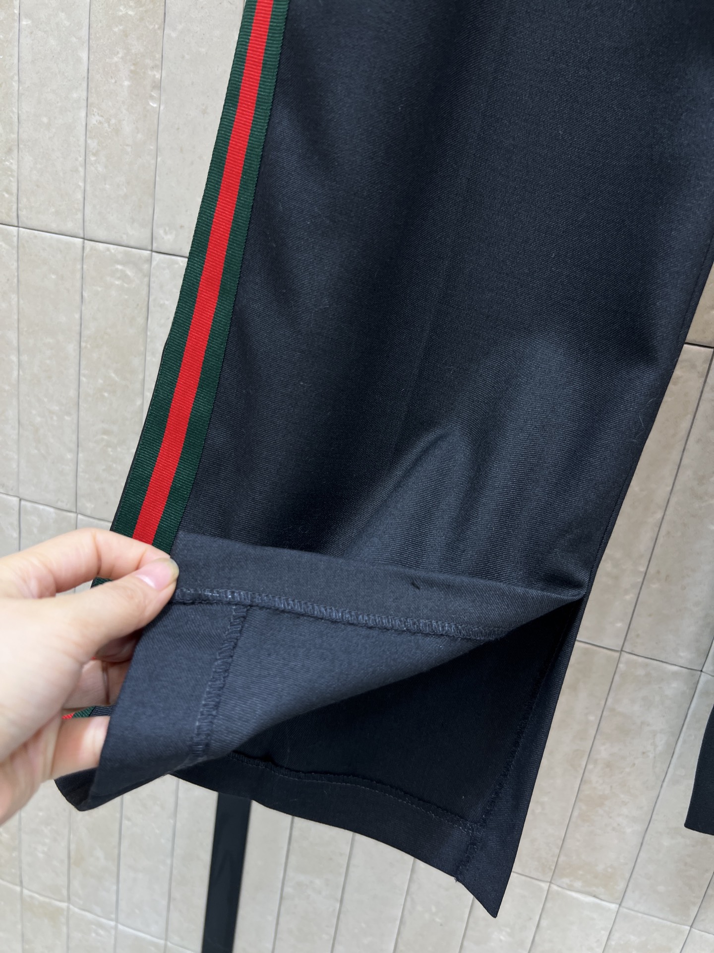 G家 26早春新款 红绿条纹阔腿西裤 黑色主色+标志性红绿织带 辨识度超高 垂坠感和舒适度兼具 裤脚开叉