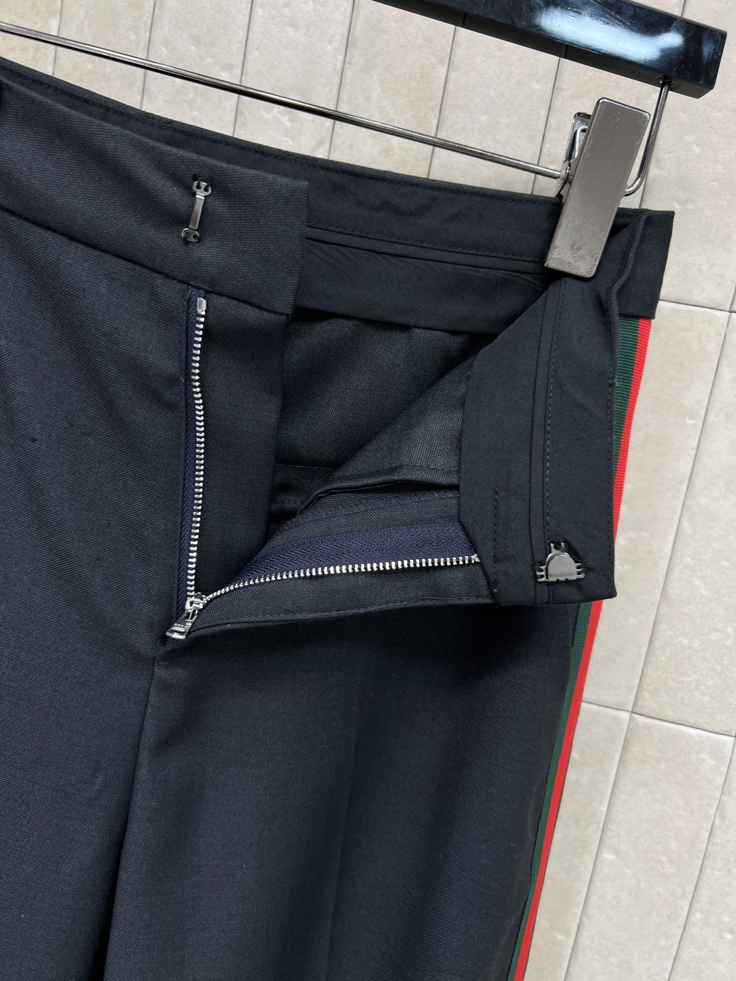 G家 26早春新款 红绿条纹阔腿西裤 黑色主色+标志性红绿织带 辨识度超高 垂坠感和舒适度兼具 裤脚开叉