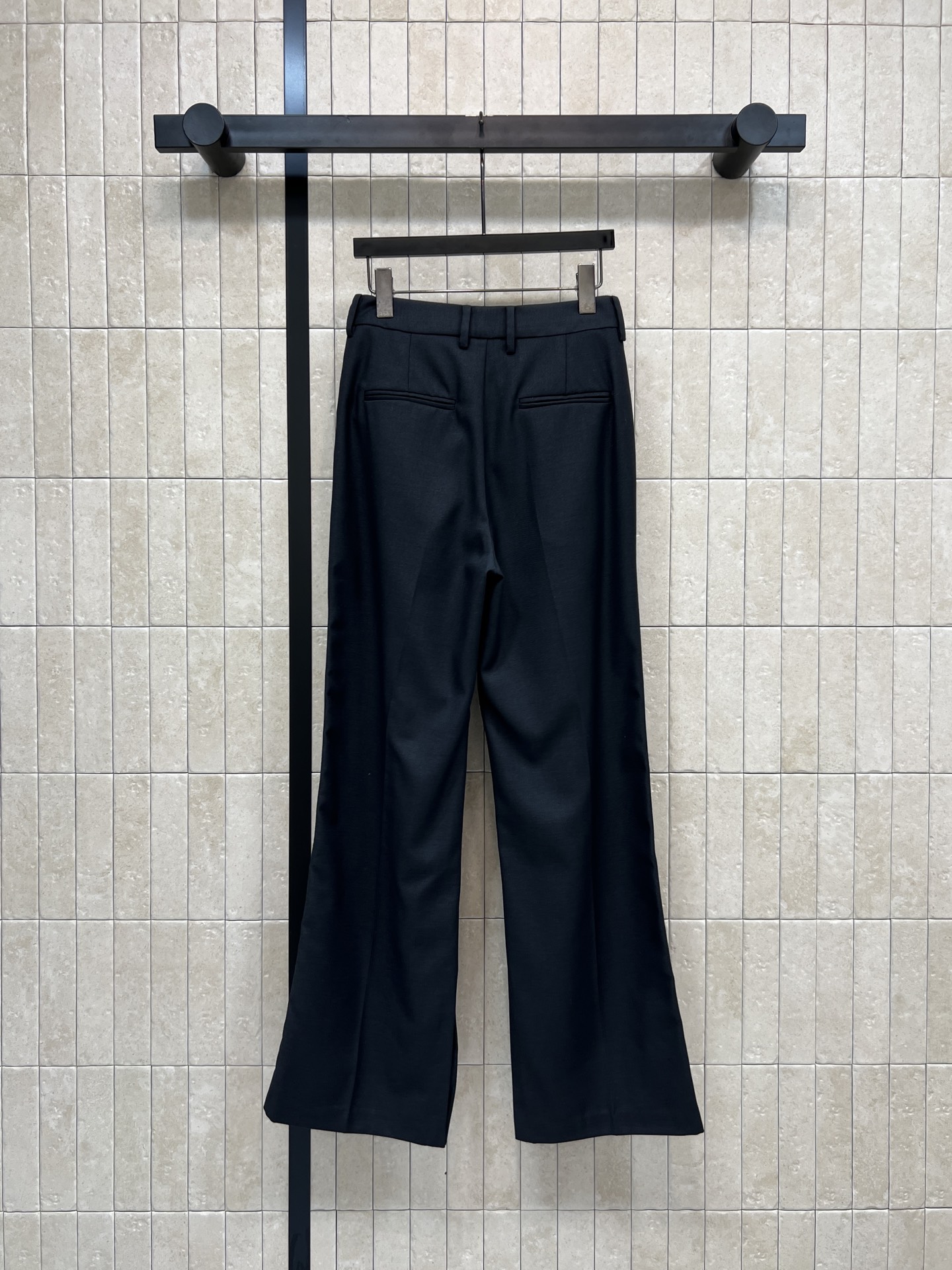 G家 26早春新款 红绿条纹阔腿西裤 黑色主色+标志性红绿织带 辨识度超高 垂坠感和舒适度兼具 裤脚开叉