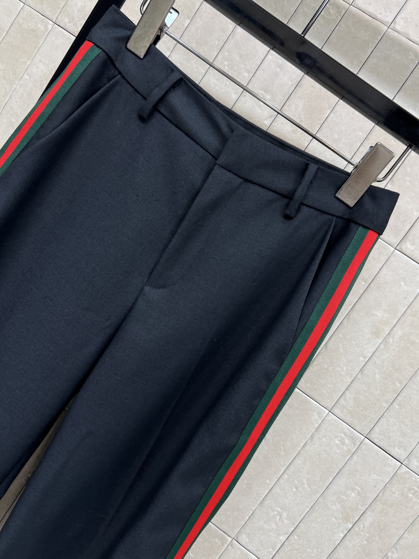 G家 26早春新款 红绿条纹阔腿西裤 黑色主色+标志性红绿织带 辨识度超高 垂坠感和舒适度兼具 裤脚开叉