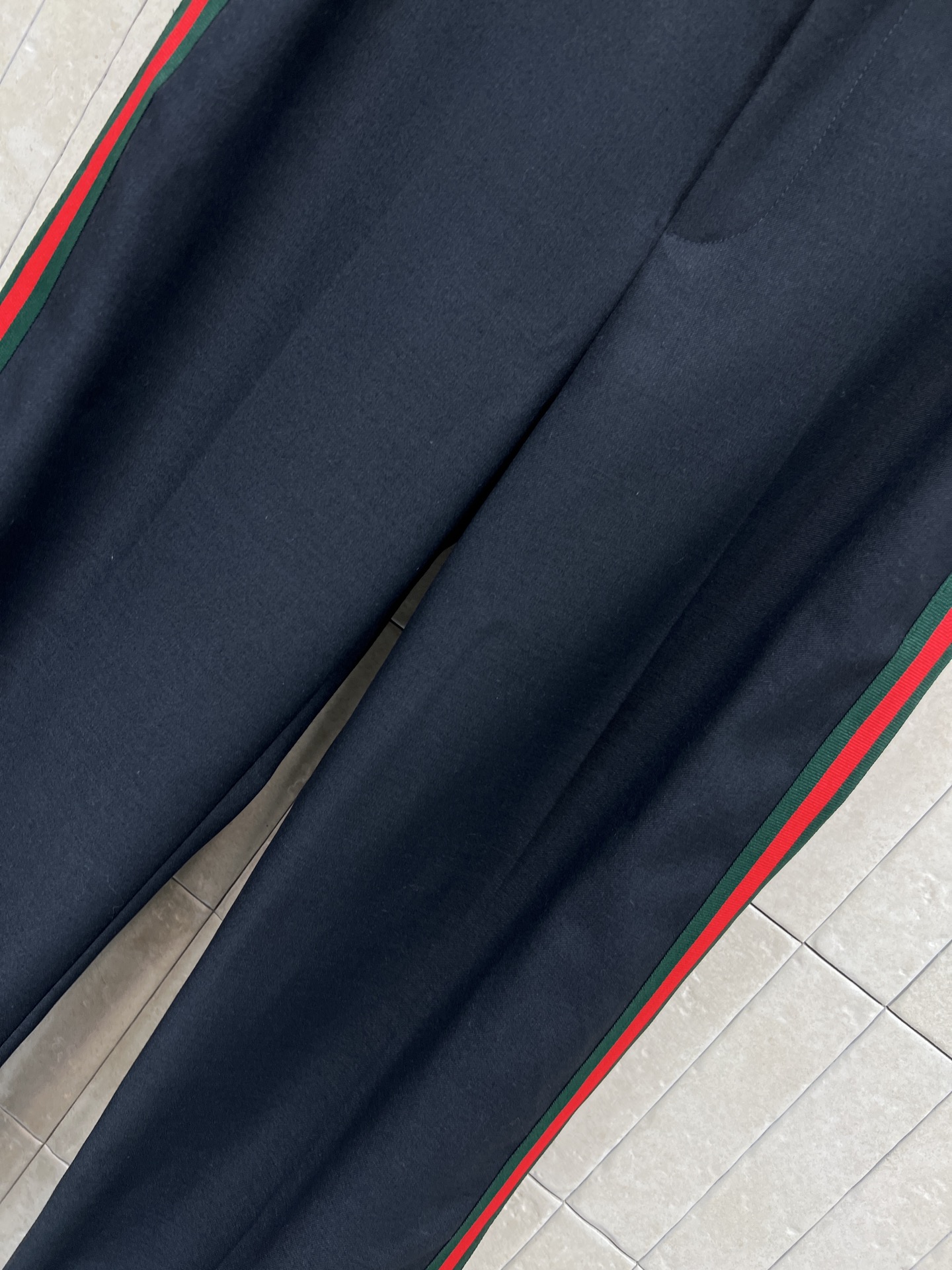 G家 26早春新款 红绿条纹阔腿西裤 黑色主色+标志性红绿织带 辨识度超高 垂坠感和舒适度兼具 裤脚开叉