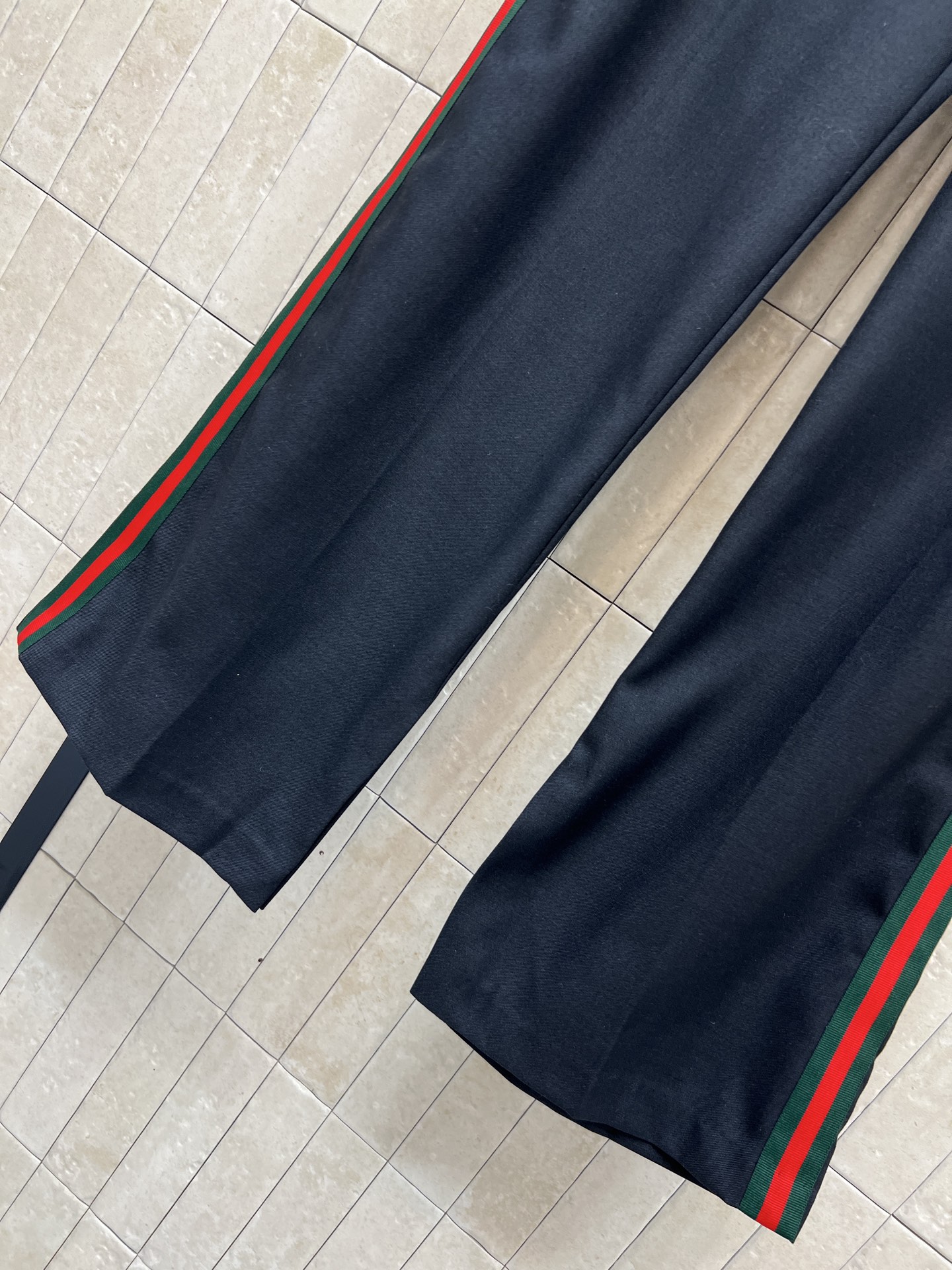 G家 26早春新款 红绿条纹阔腿西裤 黑色主色+标志性红绿织带 辨识度超高 垂坠感和舒适度兼具 裤脚开叉