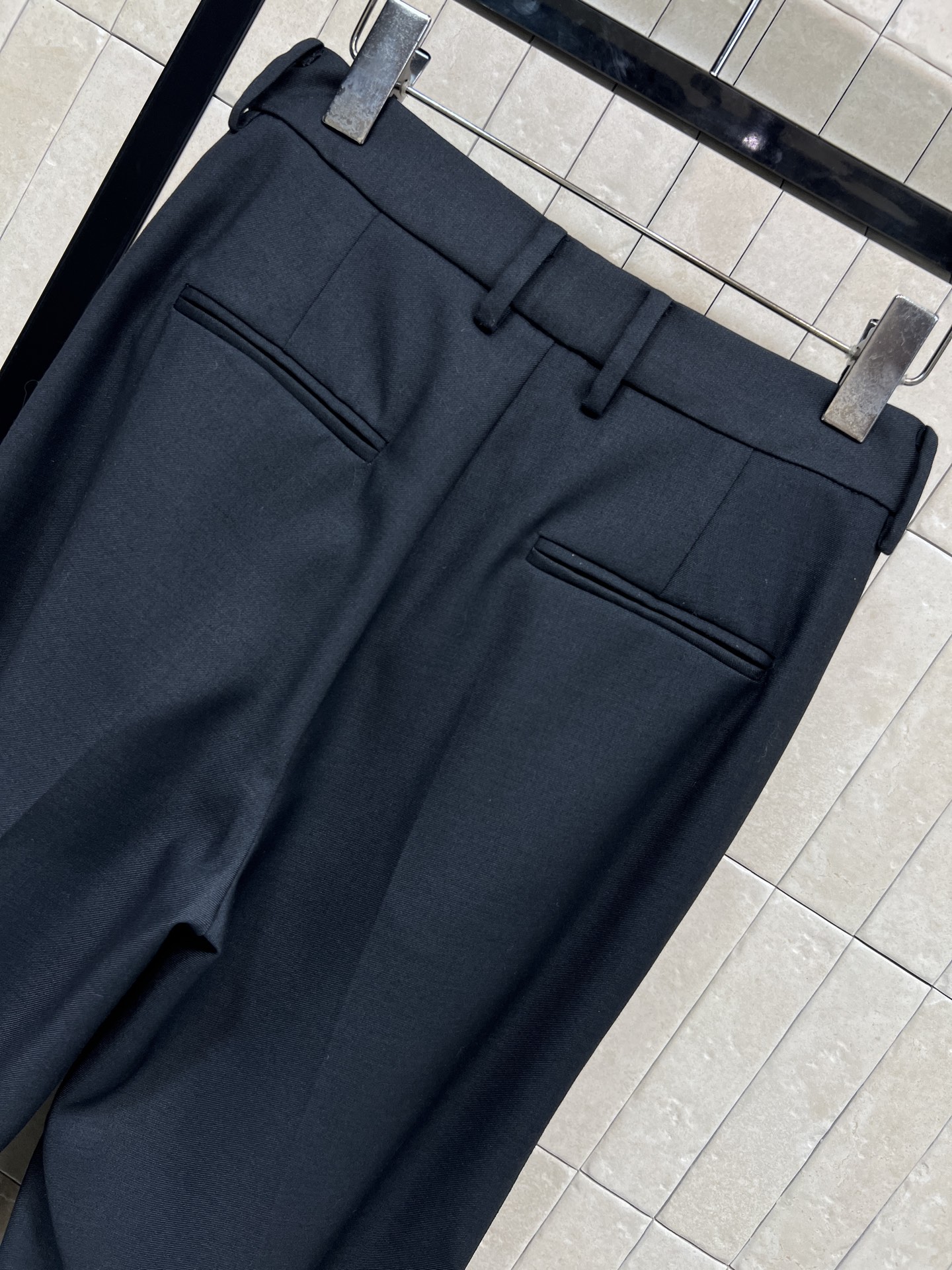 G家 26早春新款 红绿条纹阔腿西裤 黑色主色+标志性红绿织带 辨识度超高 垂坠感和舒适度兼具 裤脚开叉