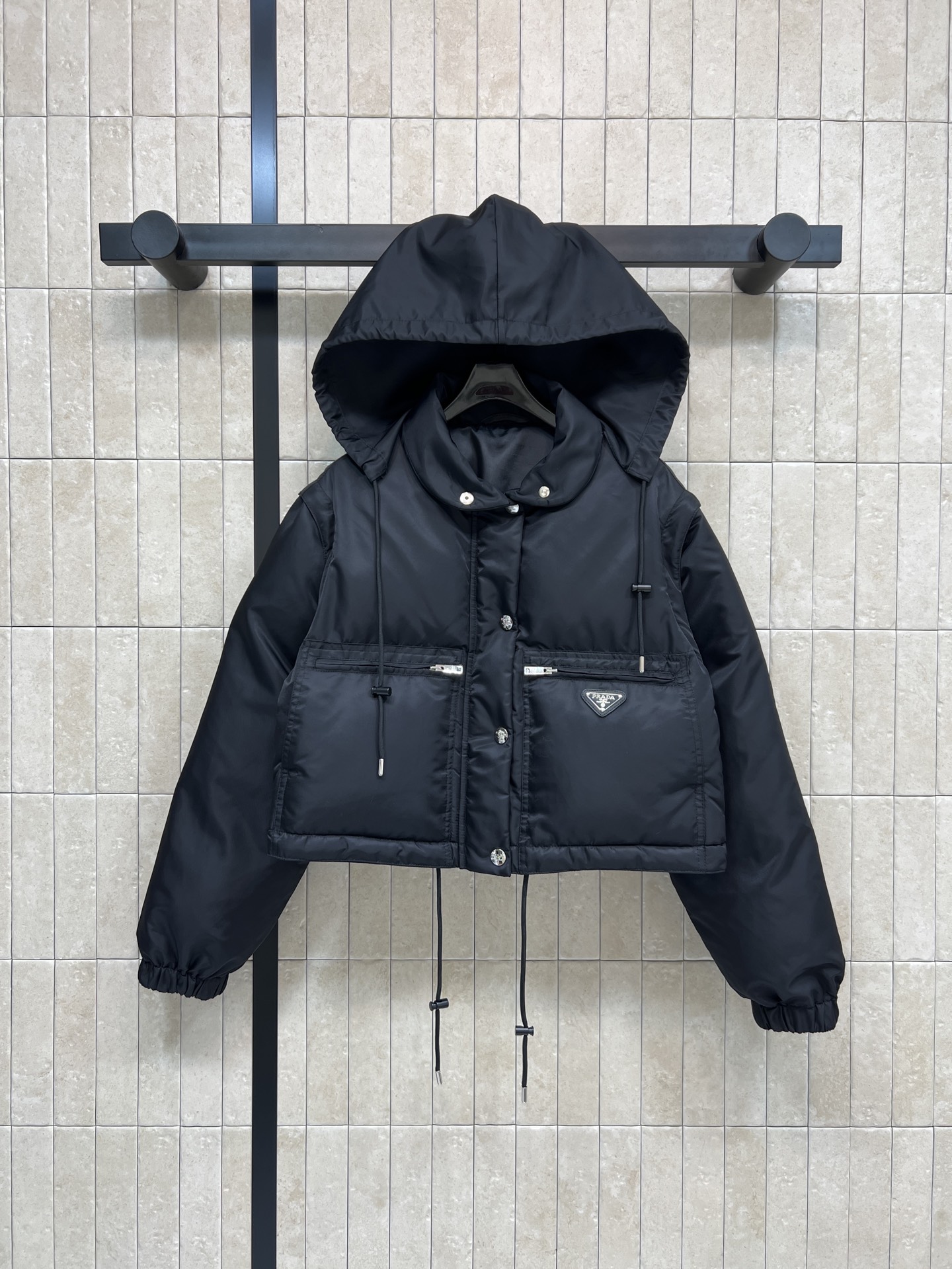 NO:687127,Comes with dust bag PD Home 26 new style in early spring. Short detachable down jacket with hooded lapel. Concealable hood design + detachable sleeves. Two-wear. Easy to switch between jacket or vest. Super practical. Short stand-up collar + large pockets + classic triangle logo. Embellishment. Full of workwear style. Fashionable and versatile. Friendly for small people. Loose version to modify the figure. Easy to manage in winter commuting and outdoors. Reduce age and can be sweet or salty. Four sizes in one color. Size/S-M-L-  XL,,dior,jackets & coats,down jacket,hats,19860909配防尘袋PD家 26早春新款 连帽翻领短款可拆卸羽绒服 可隐藏连帽设计+ 袖子可拆卸 一衣两穿 轻松切换夹克or马甲 超实用 短款立领+大口袋+经典三角标 点缀 工装风满满 时尚又百搭 小个子友好 宽松版型修饰身材 冬天通勤、户外都能轻松驾驭 减龄又可甜可盐 一色四码Size/S-M-L- XL,,dior,jackets & coats,down jacket,hats,,Women's clothing