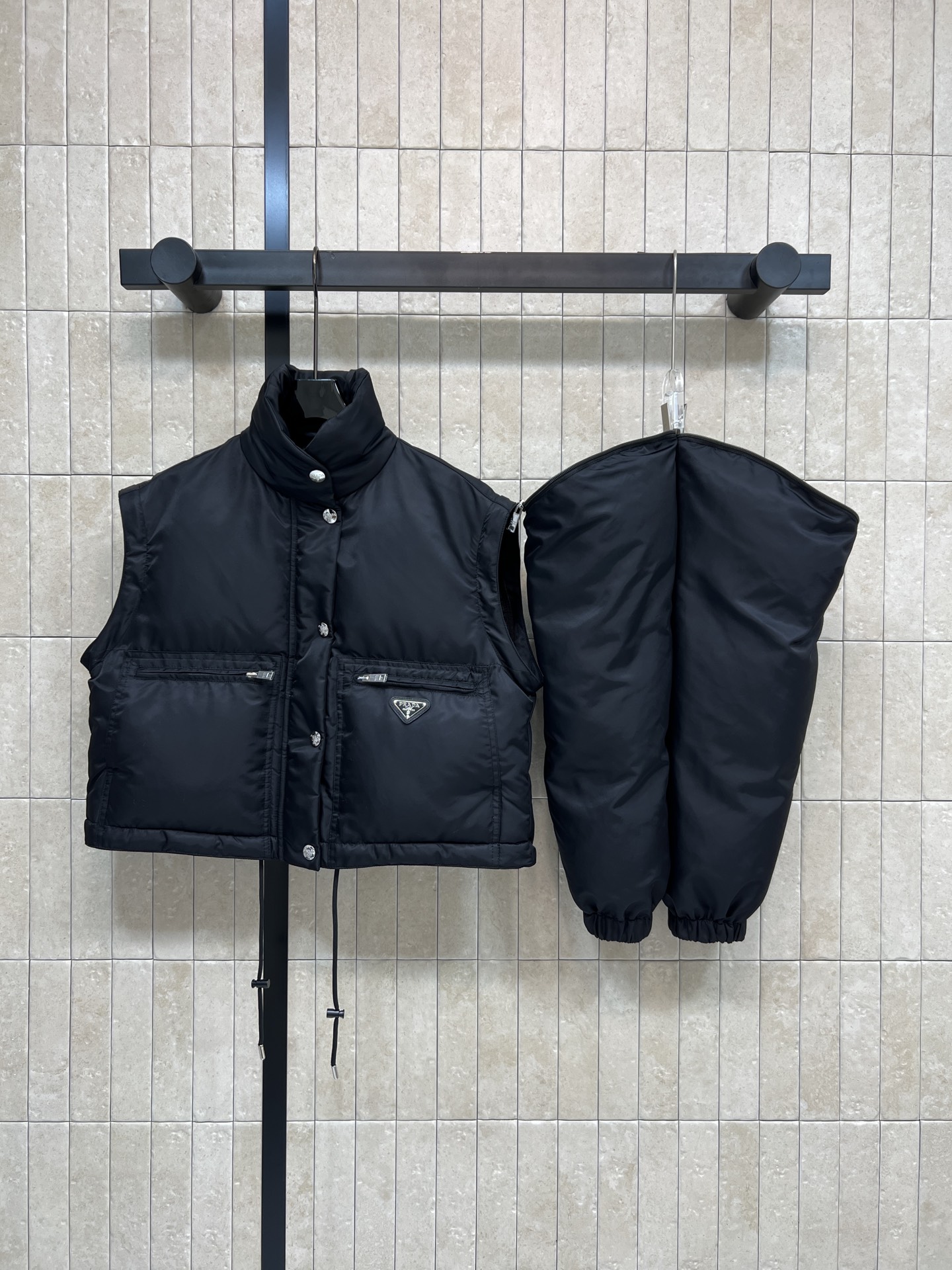 PD家 26早春新款 连帽翻领短款可拆卸羽绒服 可隐藏连帽设计+ 袖子可拆卸 一衣两穿 轻松切换夹克or