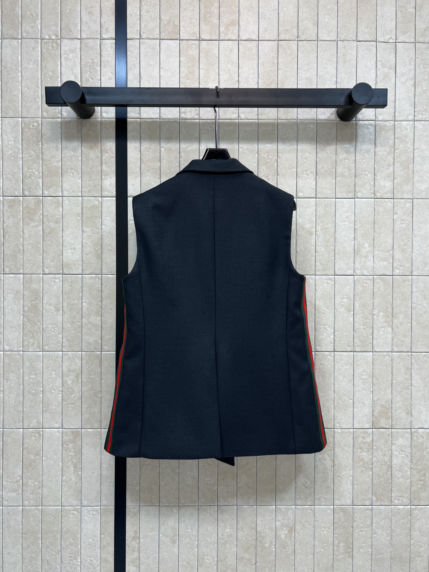 G家 26早春新款 双排扣条纹装饰西装马甲 经典西装翻领+双排扣设计 细节感满满 两侧经典条纹装饰提升层