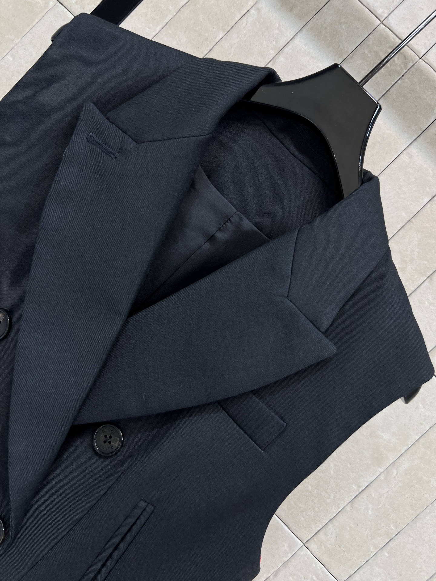 G家 26早春新款 双排扣条纹装饰西装马甲 经典西装翻领+双排扣设计 细节感满满 两侧经典条纹装饰提升层