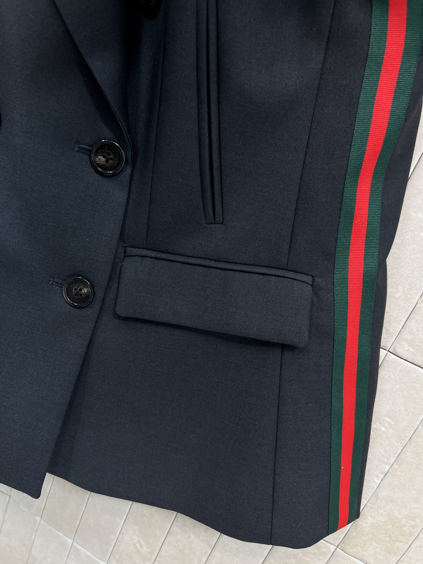 G家 26早春新款 双排扣条纹装饰西装马甲 经典西装翻领+双排扣设计 细节感满满 两侧经典条纹装饰提升层