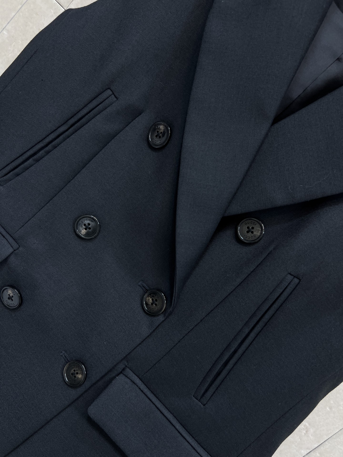 G家 26早春新款 双排扣条纹装饰西装马甲 经典西装翻领+双排扣设计 细节感满满 两侧经典条纹装饰提升层