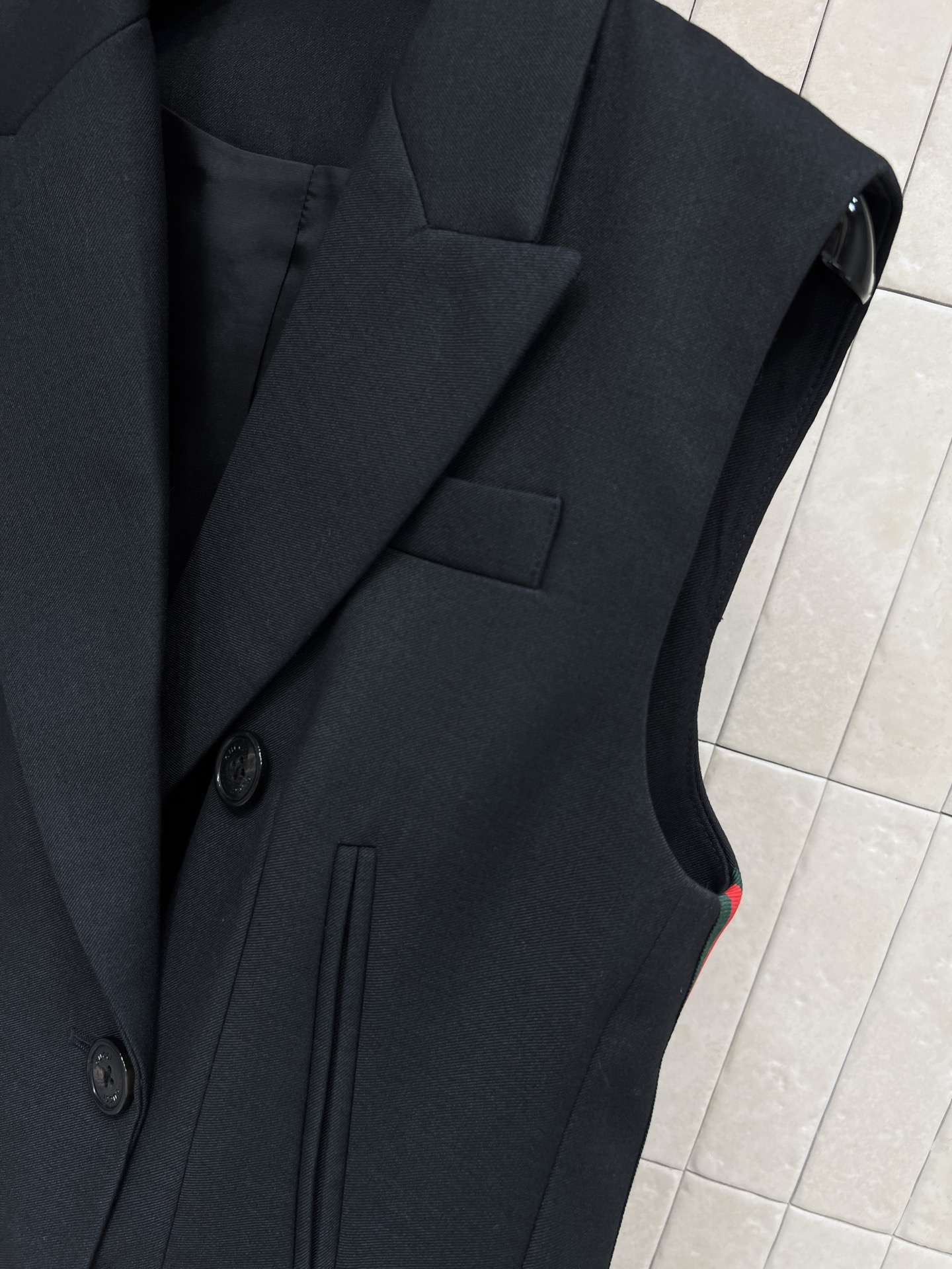 G家 26早春新款 双排扣条纹装饰西装马甲 经典西装翻领+双排扣设计 细节感满满 两侧经典条纹装饰提升层