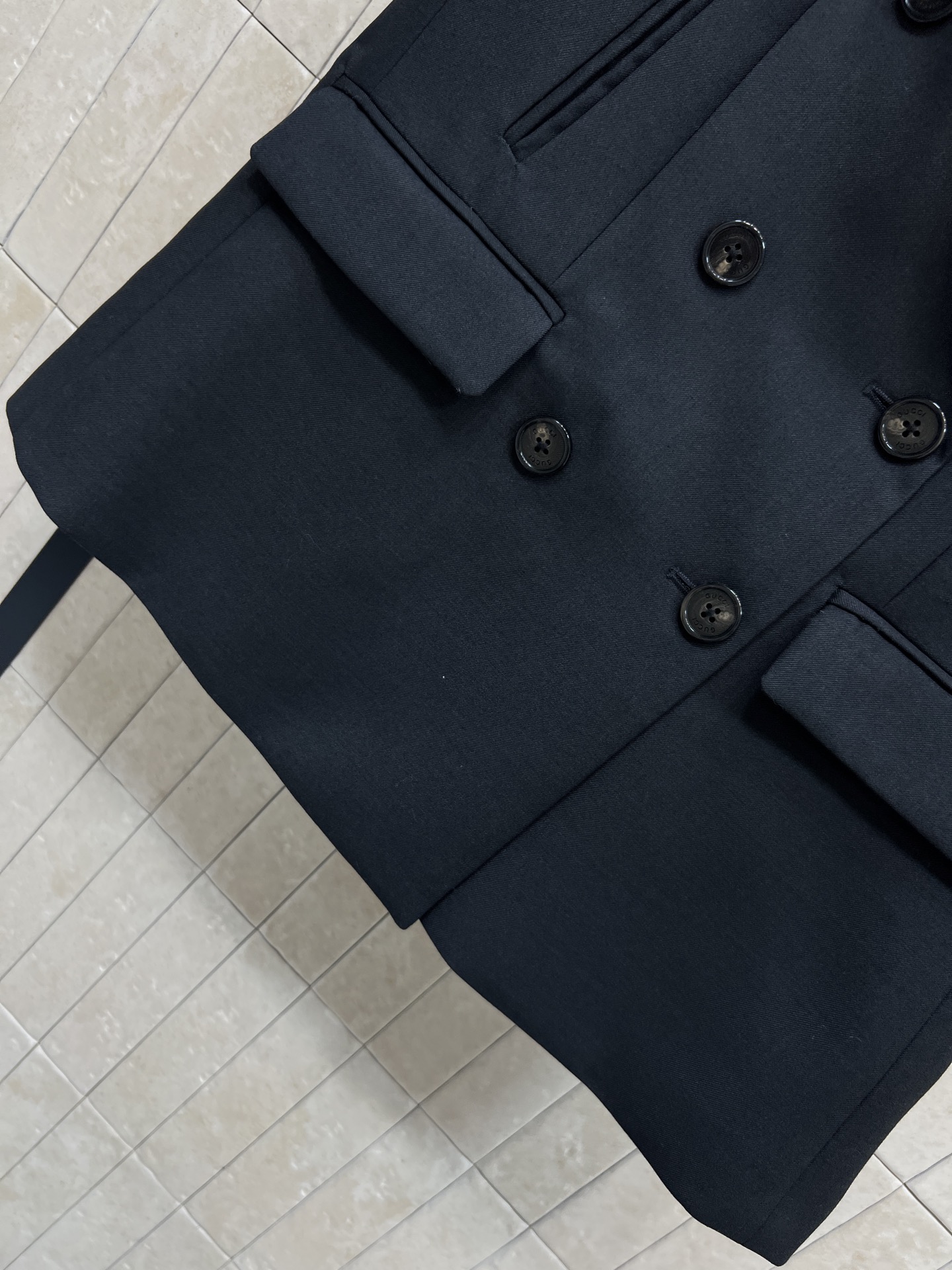 G家 26早春新款 双排扣条纹装饰西装马甲 经典西装翻领+双排扣设计 细节感满满 两侧经典条纹装饰提升层