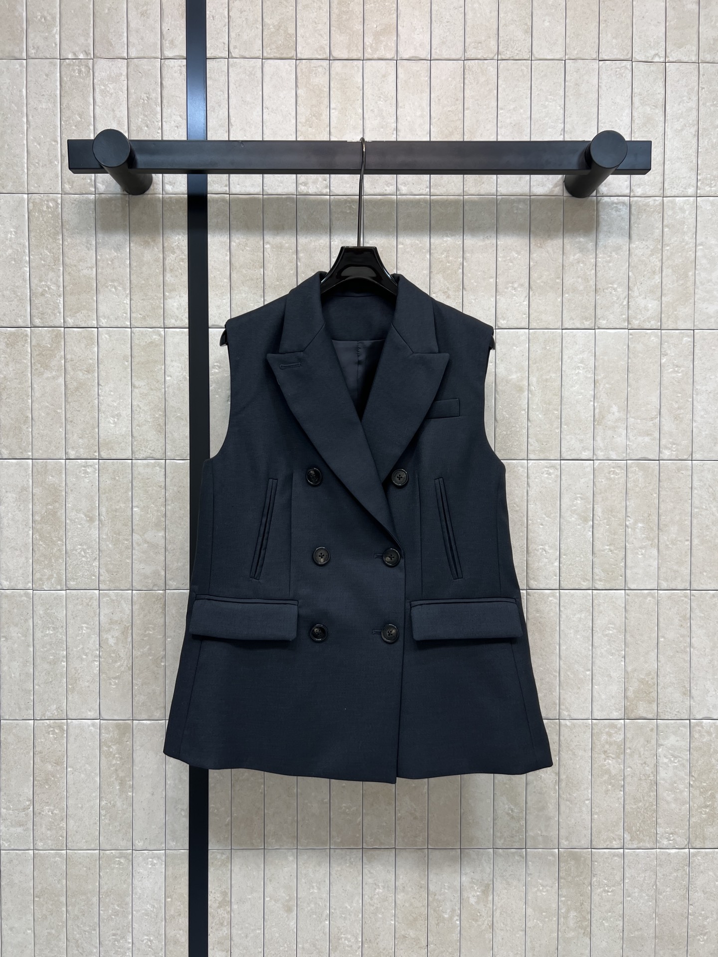 NO:687132,G Home's 26 early spring new style. Double-breasted striped decorative suit vest. Classic suit lapel + double-breasted design. Full of details. Classic striped decoration on both sides enhances the sense of hierarchy. Mid-length tailoring. It looks great with shirts, dresses or high-waisted pants. It is capable and elegant and can be switched at will. It is OK to wear outside or alone in spring and autumn. It can easily cope with various occasions!  Four sizes in one color, Size/S-M-L- XL, gucci, skirts, shirts, business suit,19860909G家 26早春新款 双排扣条纹装饰西装马甲 经典西装翻领+双排扣设计 细节感满满 两侧经典条纹装饰提升层次感 中长款剪裁 搭配衬衫、连衣裙或高腰裤都很出彩 干练优雅随心切换 春秋季节外搭或单穿都很OK 轻松应对多种场合！一色四码Size/S-M-L- XL一套出,,gucci,skirts,shirts,business suit,,Women's clothing