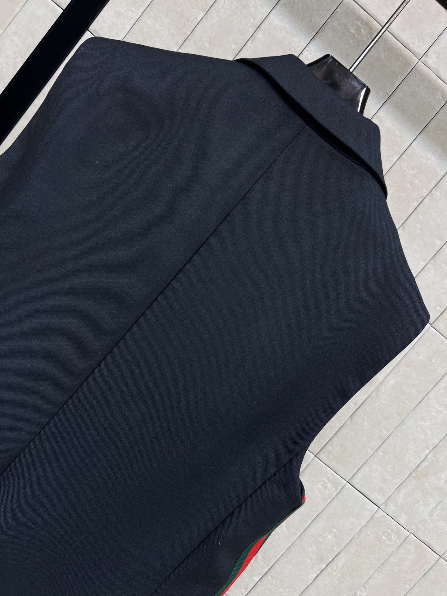 G家 26早春新款 双排扣条纹装饰西装马甲 经典西装翻领+双排扣设计 细节感满满 两侧经典条纹装饰提升层