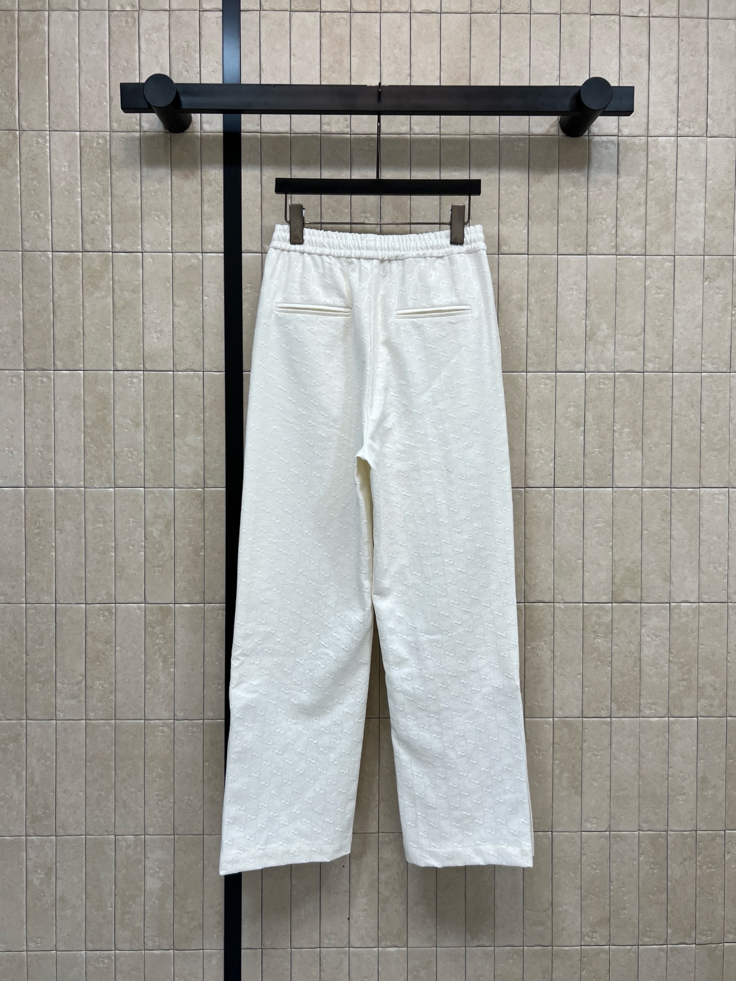 G家 26早春新款 白色双G提花阔腿裤 松紧腰+抽绳设计 随心调节 宽松直筒版型 两侧裤脚拉链+经典条纹