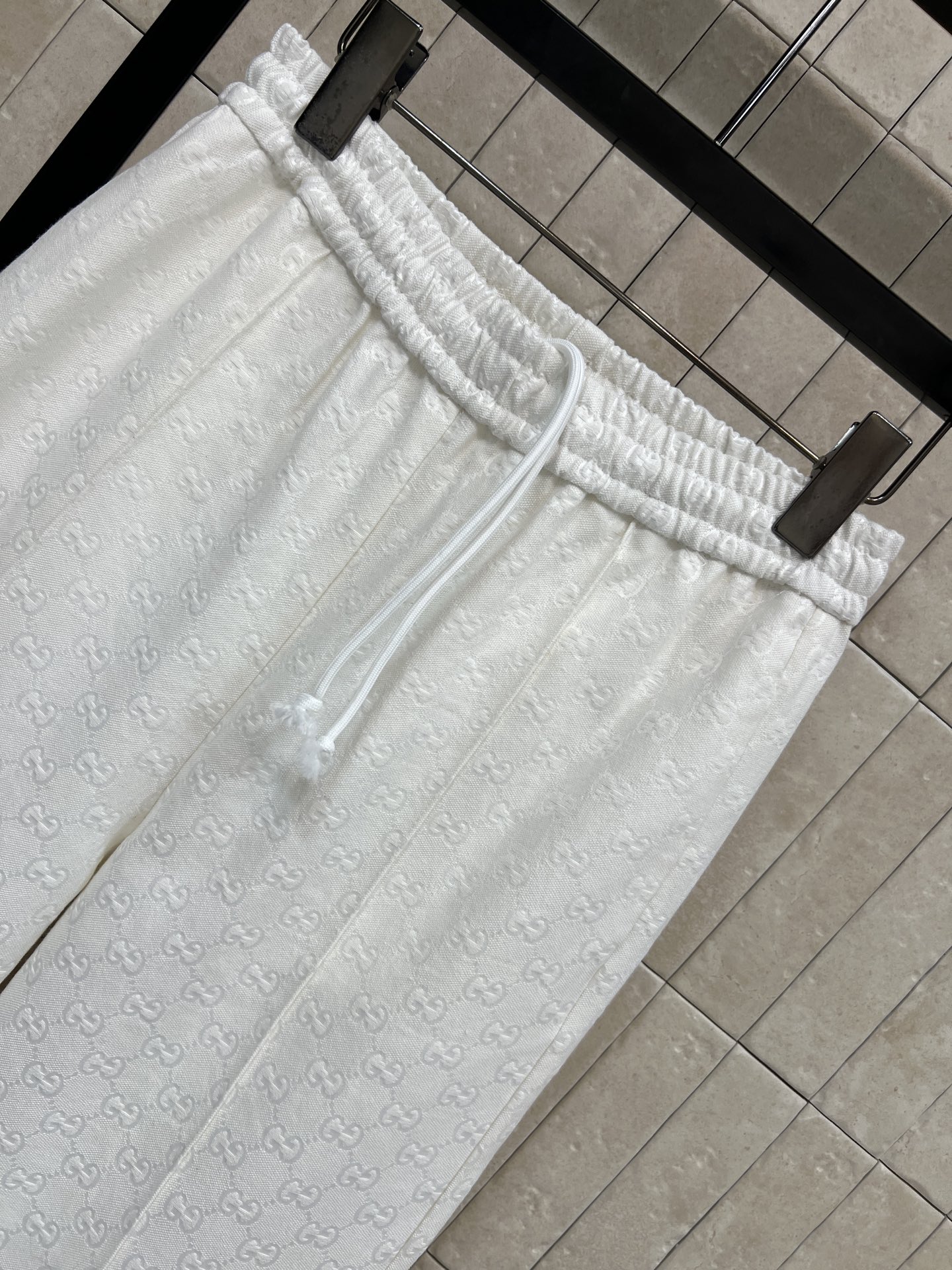 G家 26早春新款 白色双G提花阔腿裤 松紧腰+抽绳设计 随心调节 宽松直筒版型 两侧裤脚拉链+经典条纹