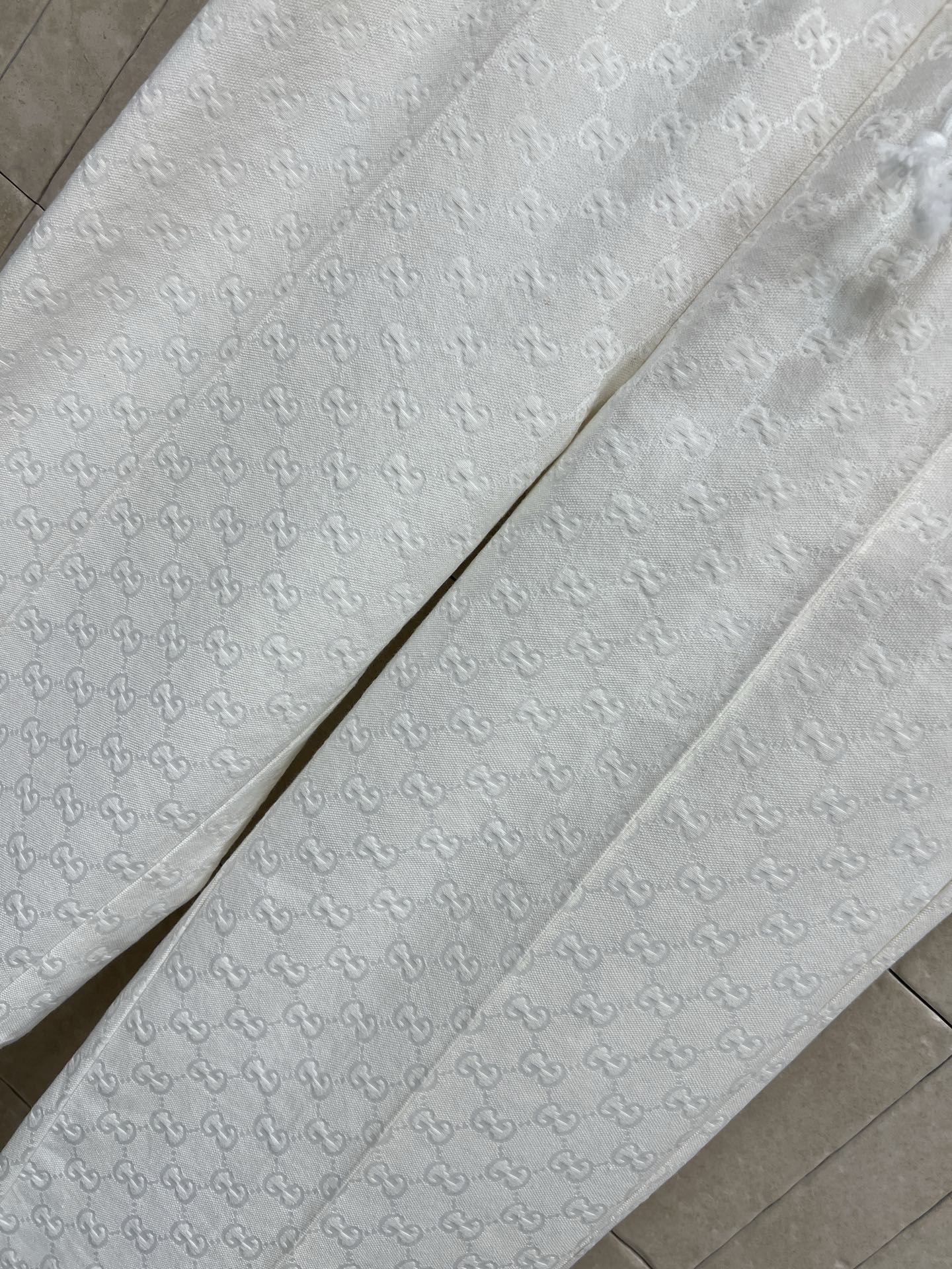 G家 26早春新款 白色双G提花阔腿裤 松紧腰+抽绳设计 随心调节 宽松直筒版型 两侧裤脚拉链+经典条纹